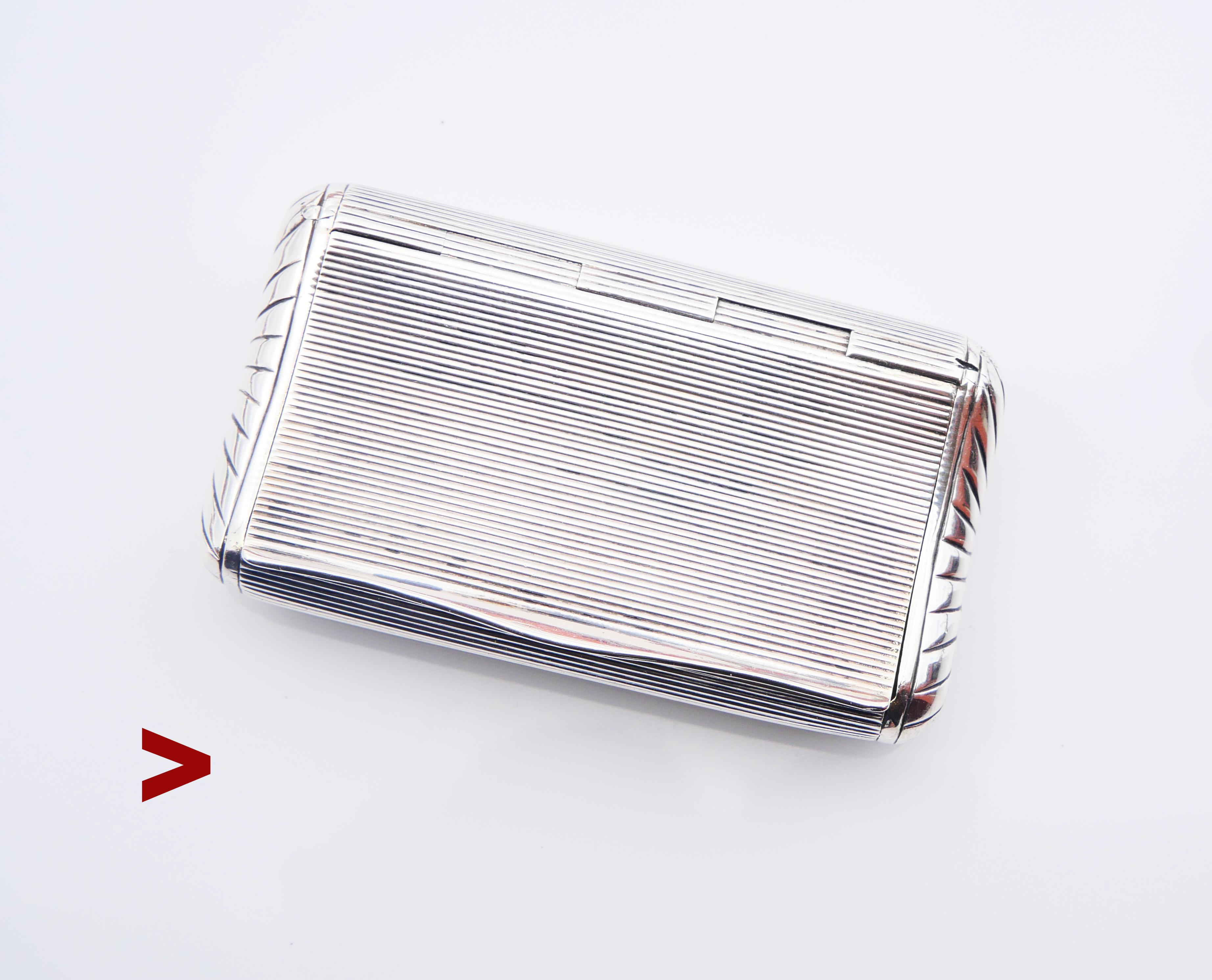Caja de plata muy decorativa con paredes gruesas y dorado interior. Decoraciones grabadas a máquina y fundidas.

La caja tiene un sello con marcas francesas imprecisas en varios puntos, hecha a mano a finales del siglo XIX o principios del