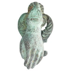 Ancien heurtoir de porte à main en fonte vert-de-gris, circa 1900