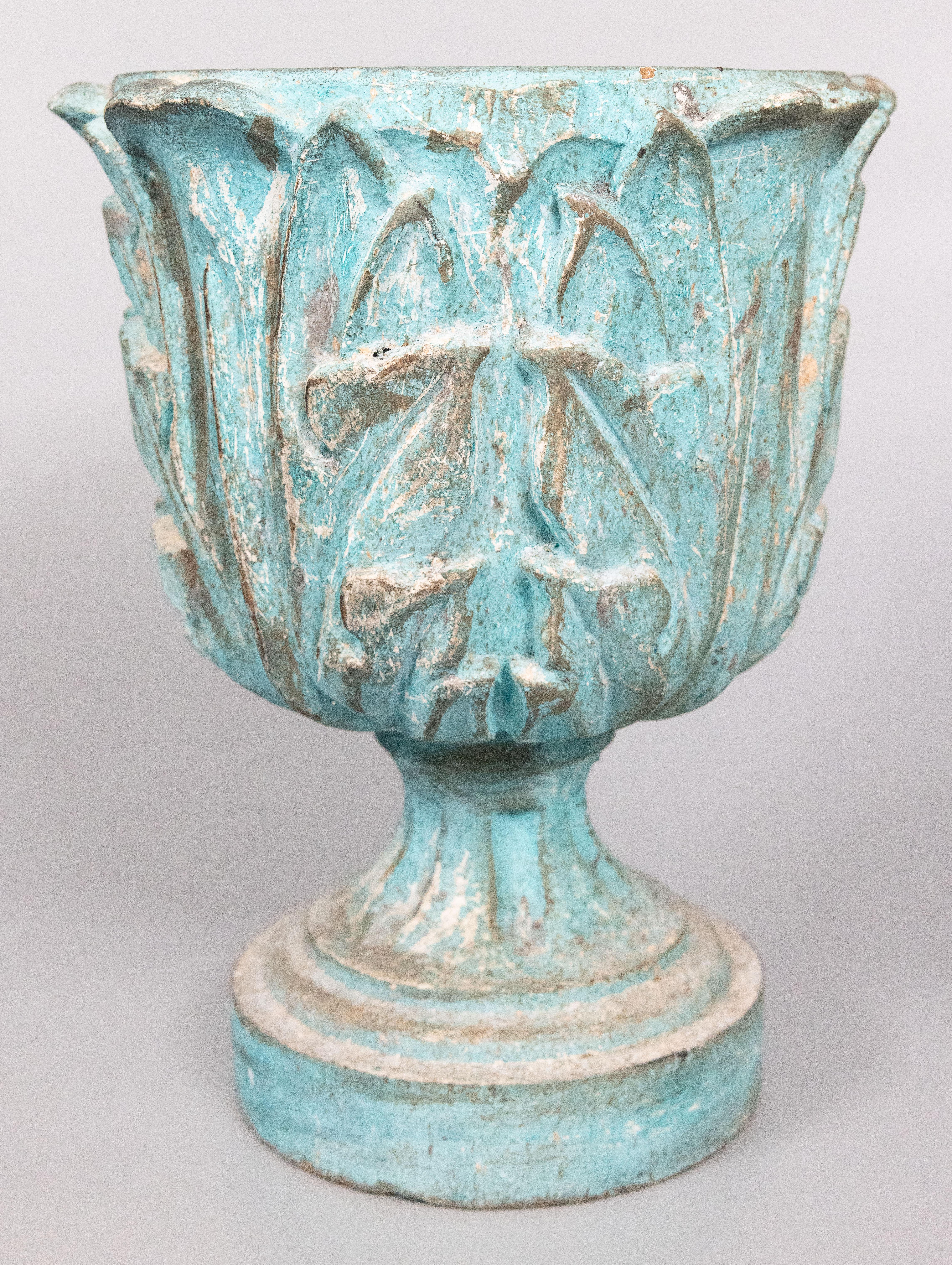 Une magnifique jardinière ancienne en bois sculpté, peinte à la main dans une belle finition vert-de-gris turquoise. Il se présente magnifiquement, parfait avec votre plante préférée. 

Dimensions
12,5ʺW × 12,5ʺD × 16ʺH