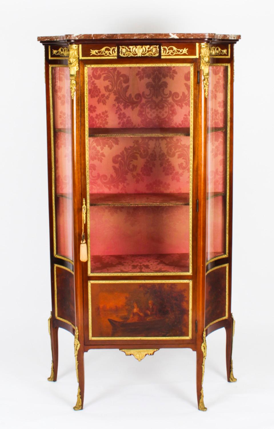 Il s'agit d'une fabuleuse vitrine ancienne de style Louis Revival Vernis Martin montée en bronze doré, datant d'environ 1880.
 
Cette belle armoire a une décoration peinte à la main, des montures exquises en bronze doré et un beau dessus en