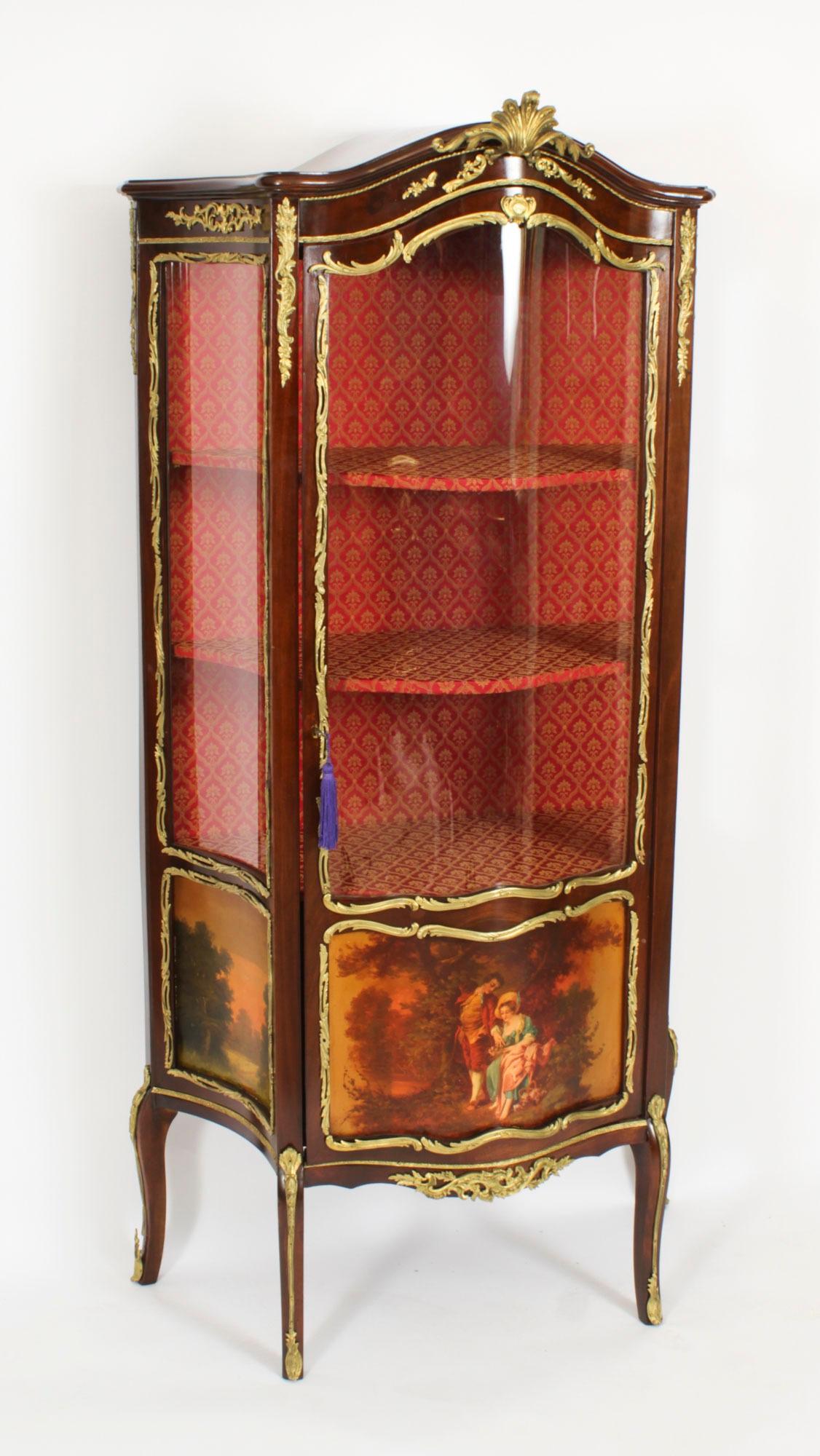 Si tratta di una splendida vetrinetta francese in stile Luigi XV Revival Vernis Martin, datata circa 1880.

Il mobile presenta un piano sagomato con imponenti decorazioni in ormolu e il corpo è a forma di serpentina. Ha una porta smaltata con