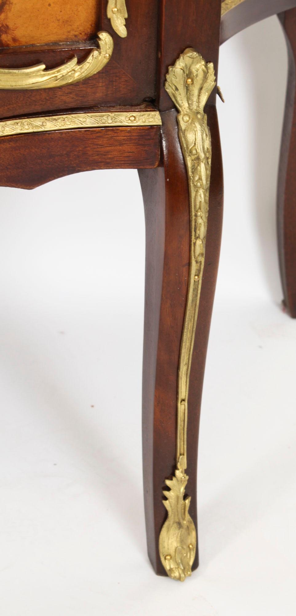 Antique French Vernis Martin Vetrine Vetrine Circa 1880 XIX secolo in vendita 1