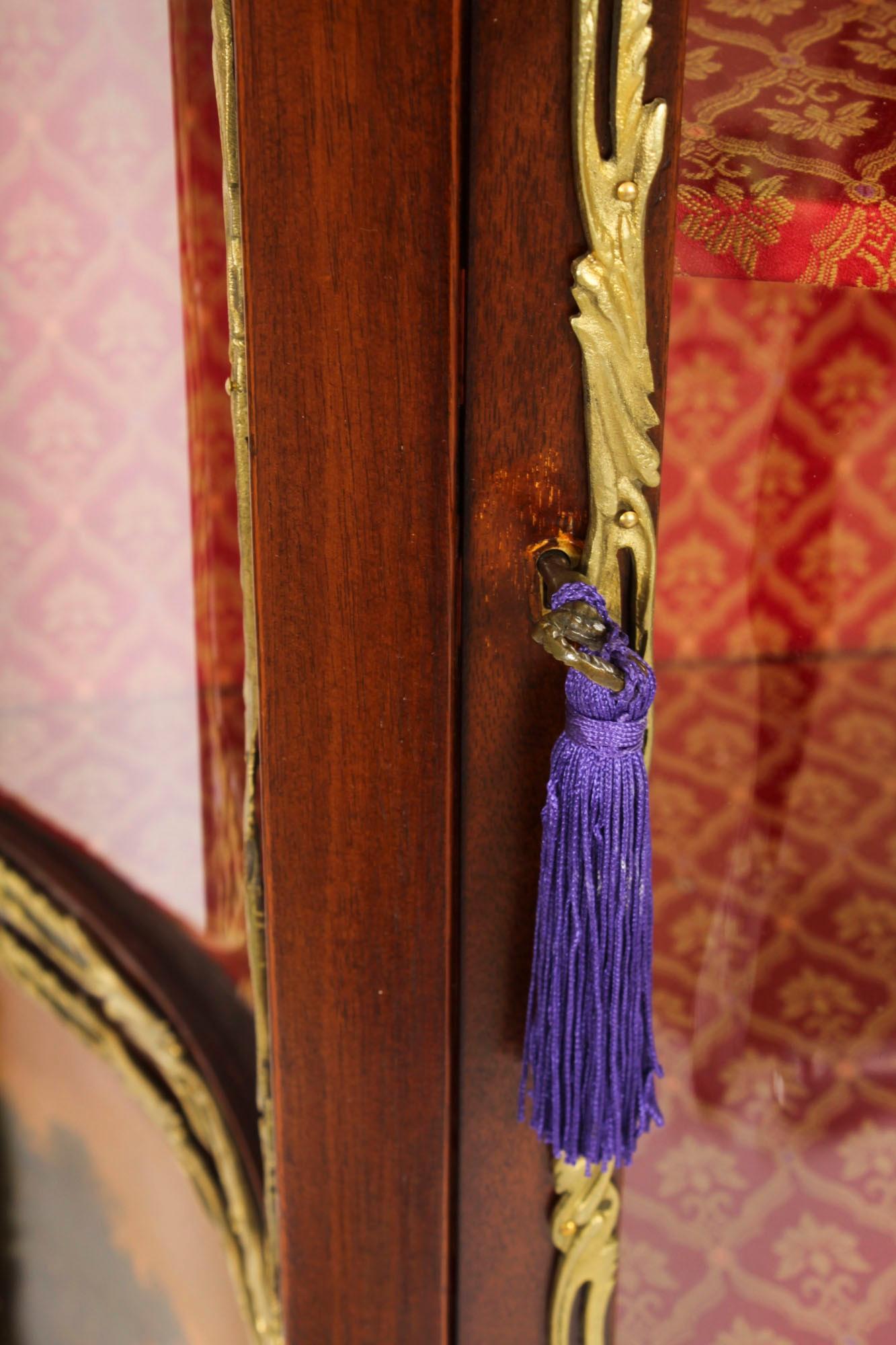 Antique French Vernis Martin Vetrine Vetrine Circa 1880 XIX secolo in vendita 2