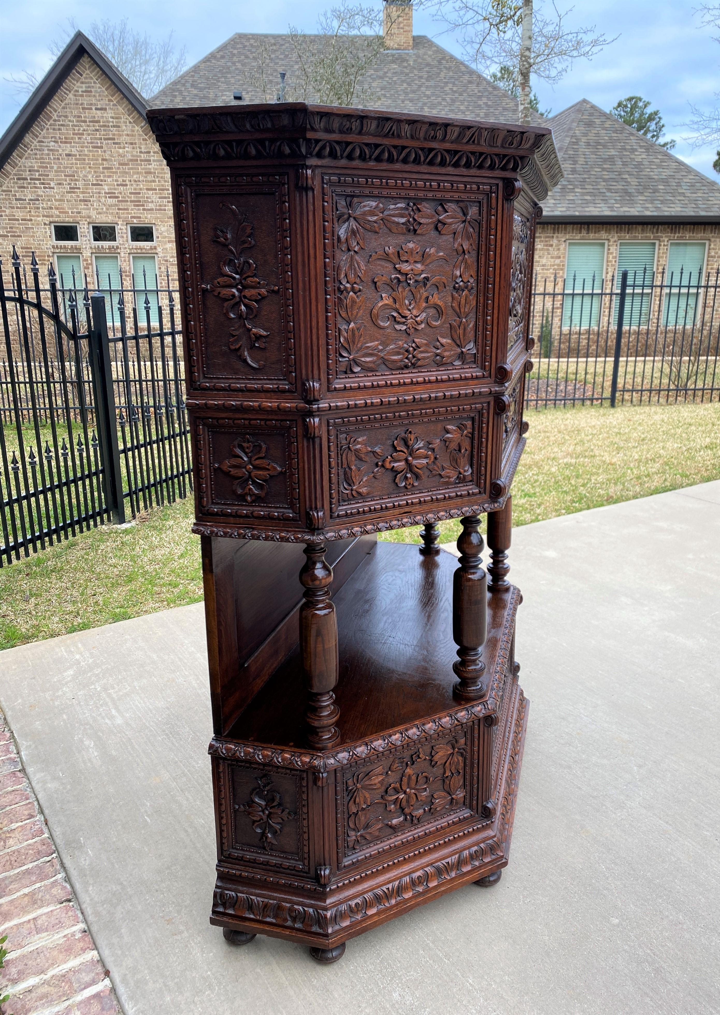 Néo-gothique Ancienne armoire de givrerie française Sacristy Altar Vestment Wine Cabinet Bar Catholic en vente