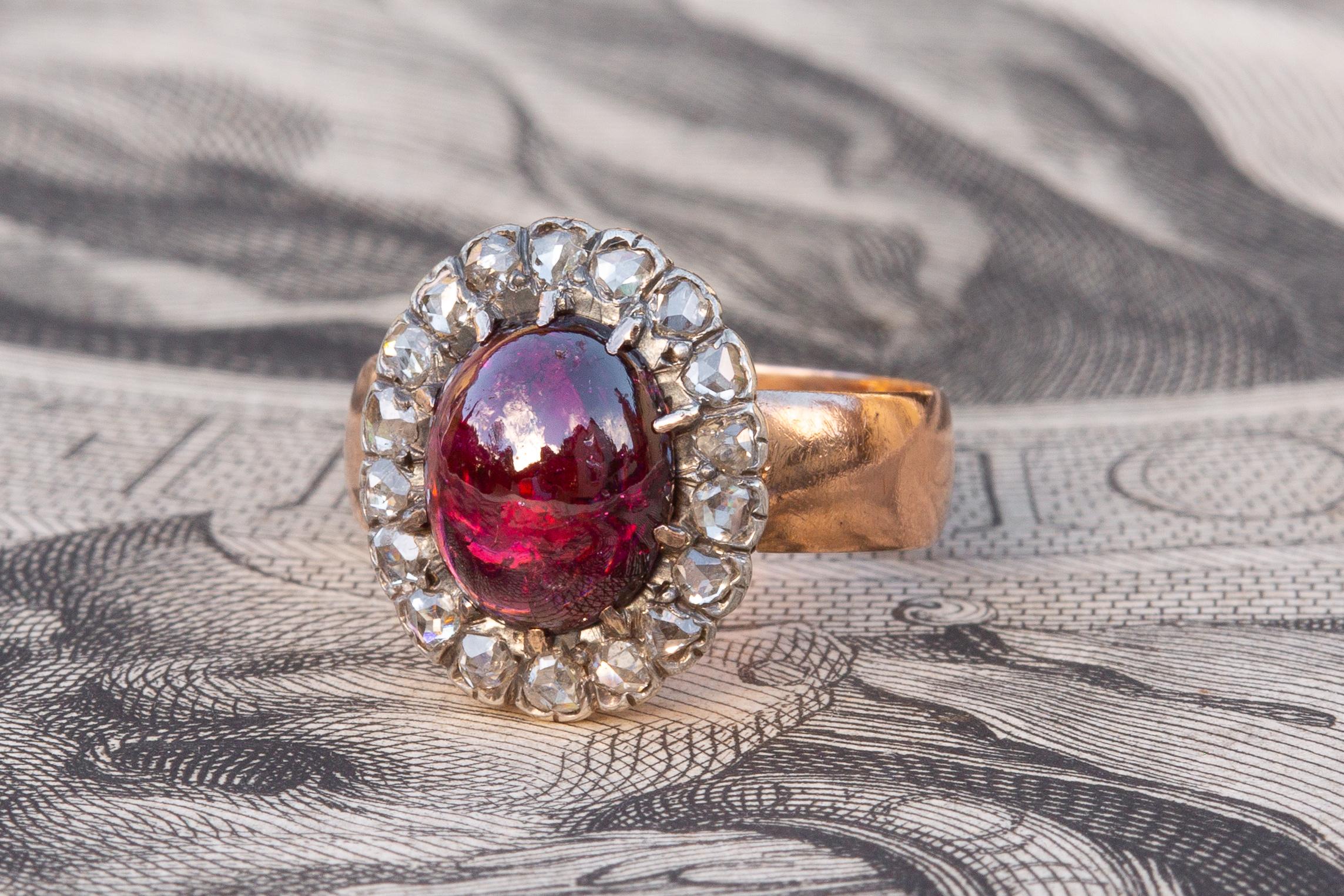 Antiker französischer viktorianischer 18k Gold 2,7 Karat Carbuncle Granat Diamant-Cluster-Ring (Cabochon)