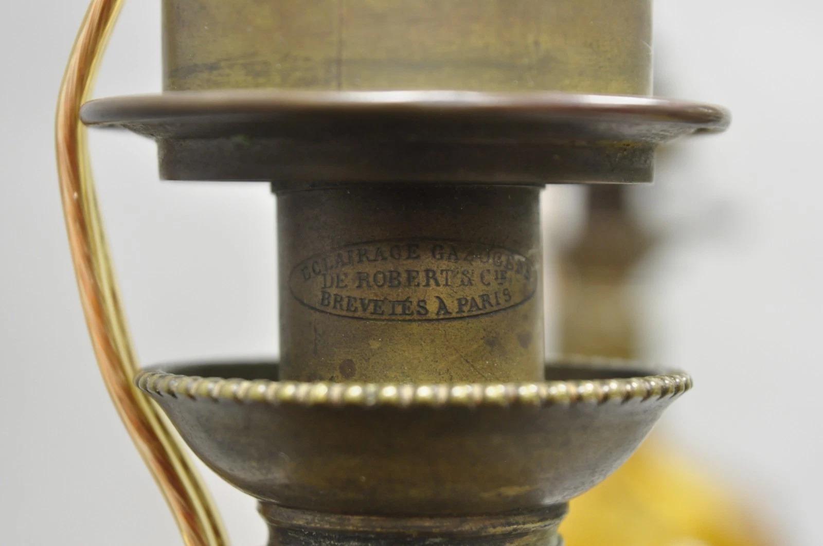 Pareja de Lámparas de Aceite de Mesa Antiguas Victorianas Francesas de Cristal Ámbar y Bronce en venta 5