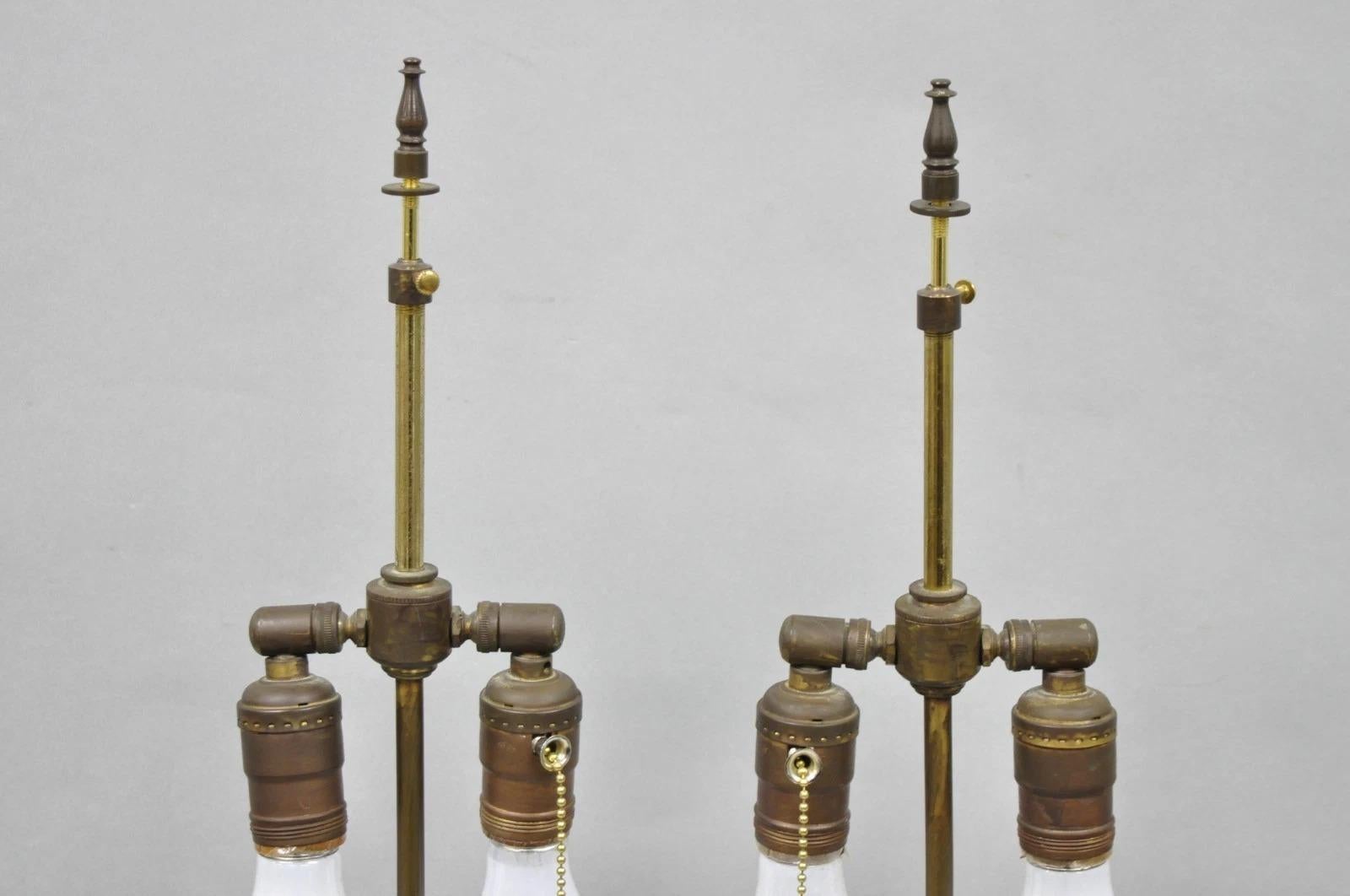 Pareja de Lámparas de Aceite de Mesa Antiguas Victorianas Francesas de Cristal Ámbar y Bronce en venta 6