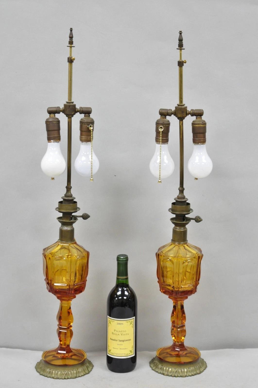 Pareja de Lámparas de Aceite de Mesa Antiguas Victorianas Francesas de Cristal Ámbar y Bronce en venta 7