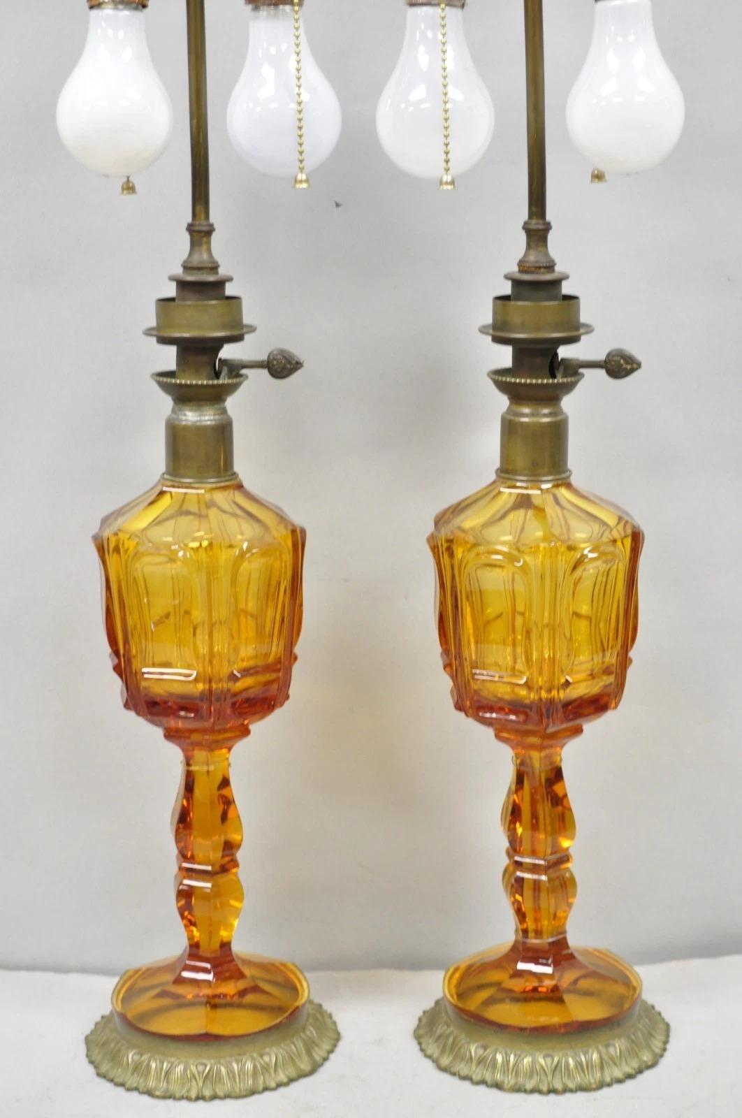 Pareja de Lámparas de Aceite de Mesa Antiguas Victorianas Francesas de Cristal Ámbar y Bronce Victoriano en venta