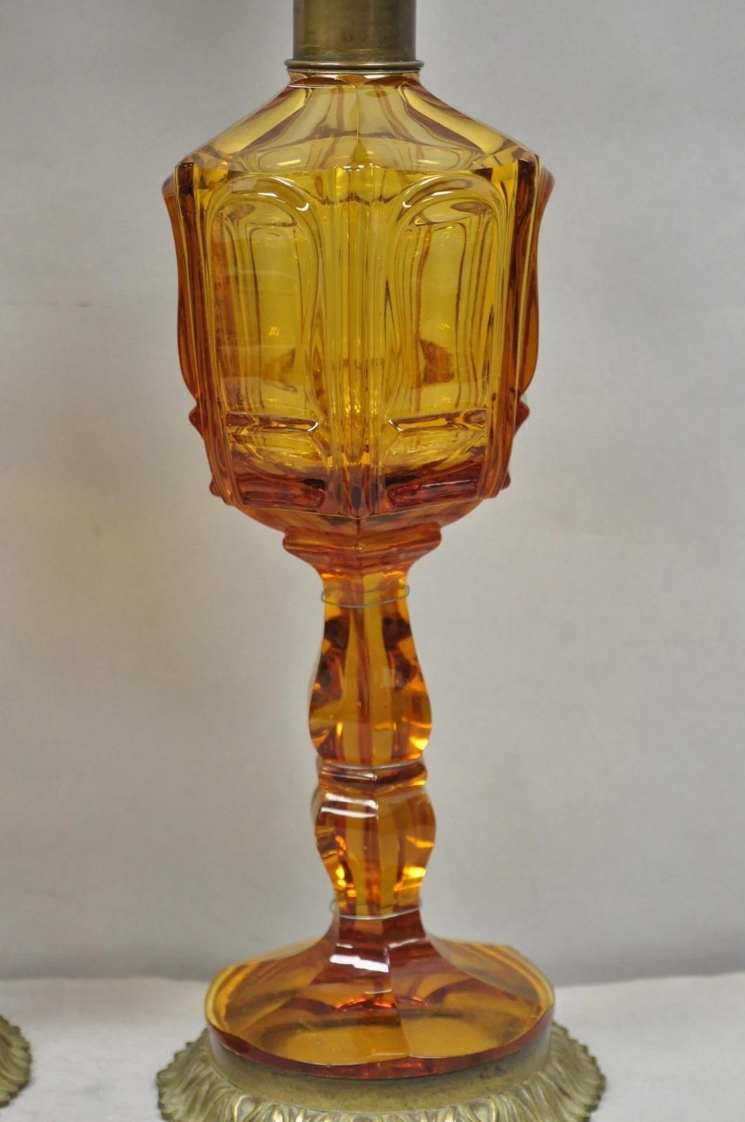 Pareja de Lámparas de Aceite de Mesa Antiguas Victorianas Francesas de Cristal Ámbar y Bronce en Bueno estado para la venta en Philadelphia, PA