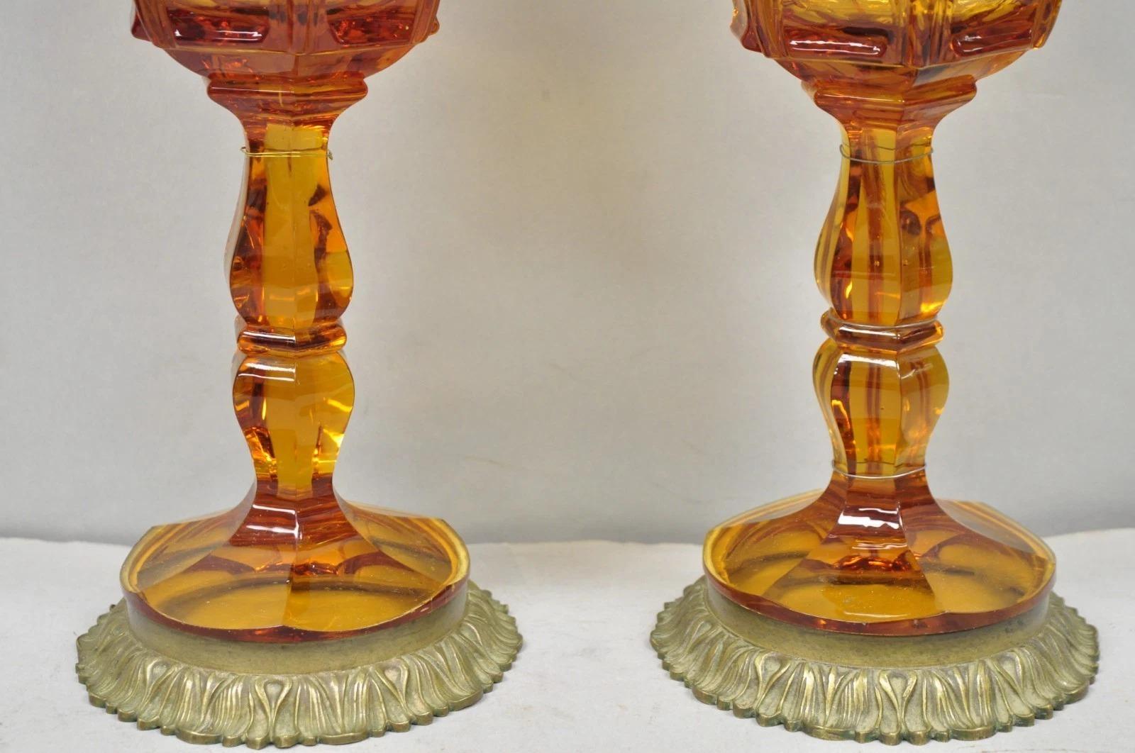 Pareja de Lámparas de Aceite de Mesa Antiguas Victorianas Francesas de Cristal Ámbar y Bronce en venta 2