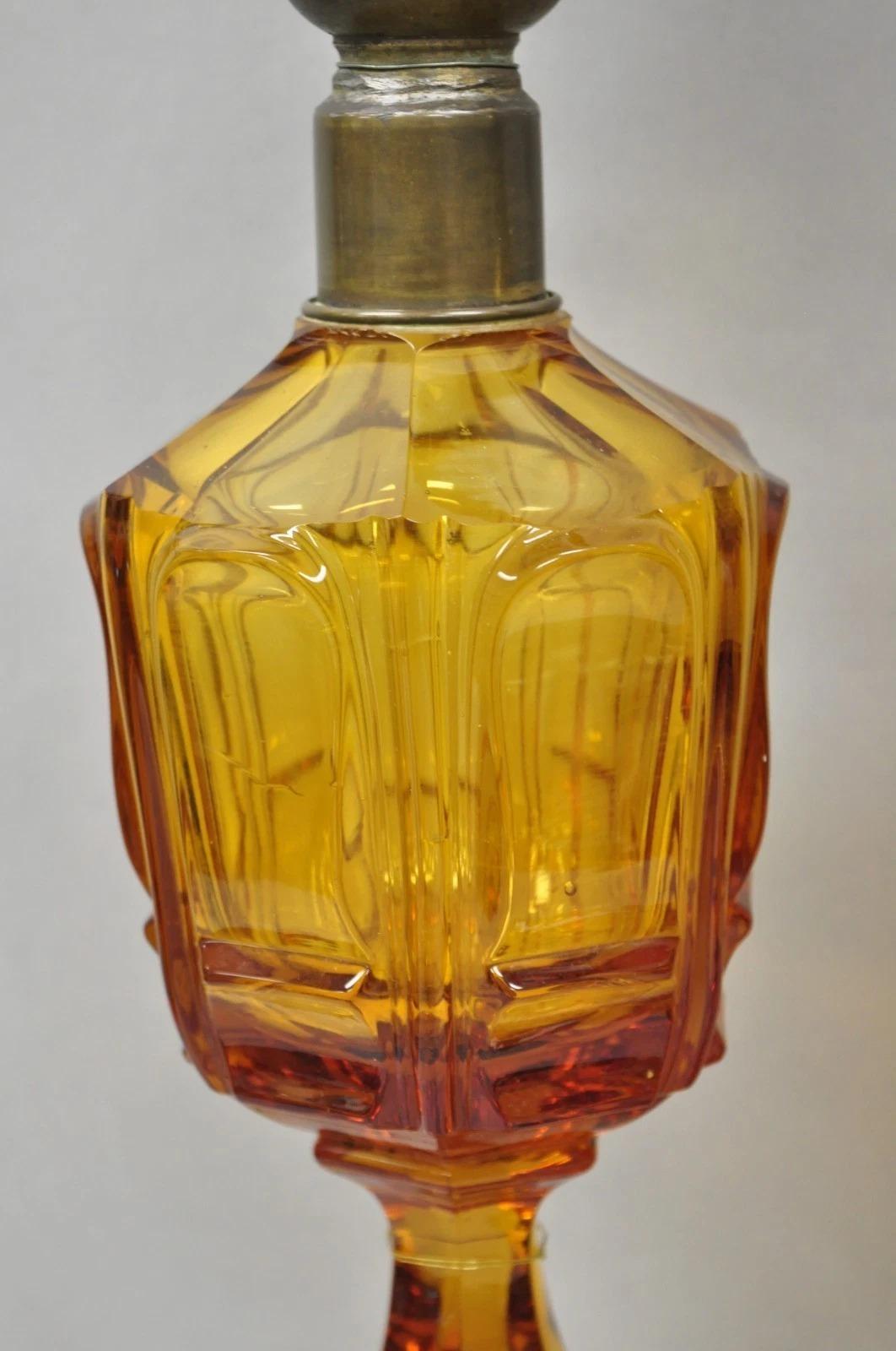 Pareja de Lámparas de Aceite de Mesa Antiguas Victorianas Francesas de Cristal Ámbar y Bronce en venta 3