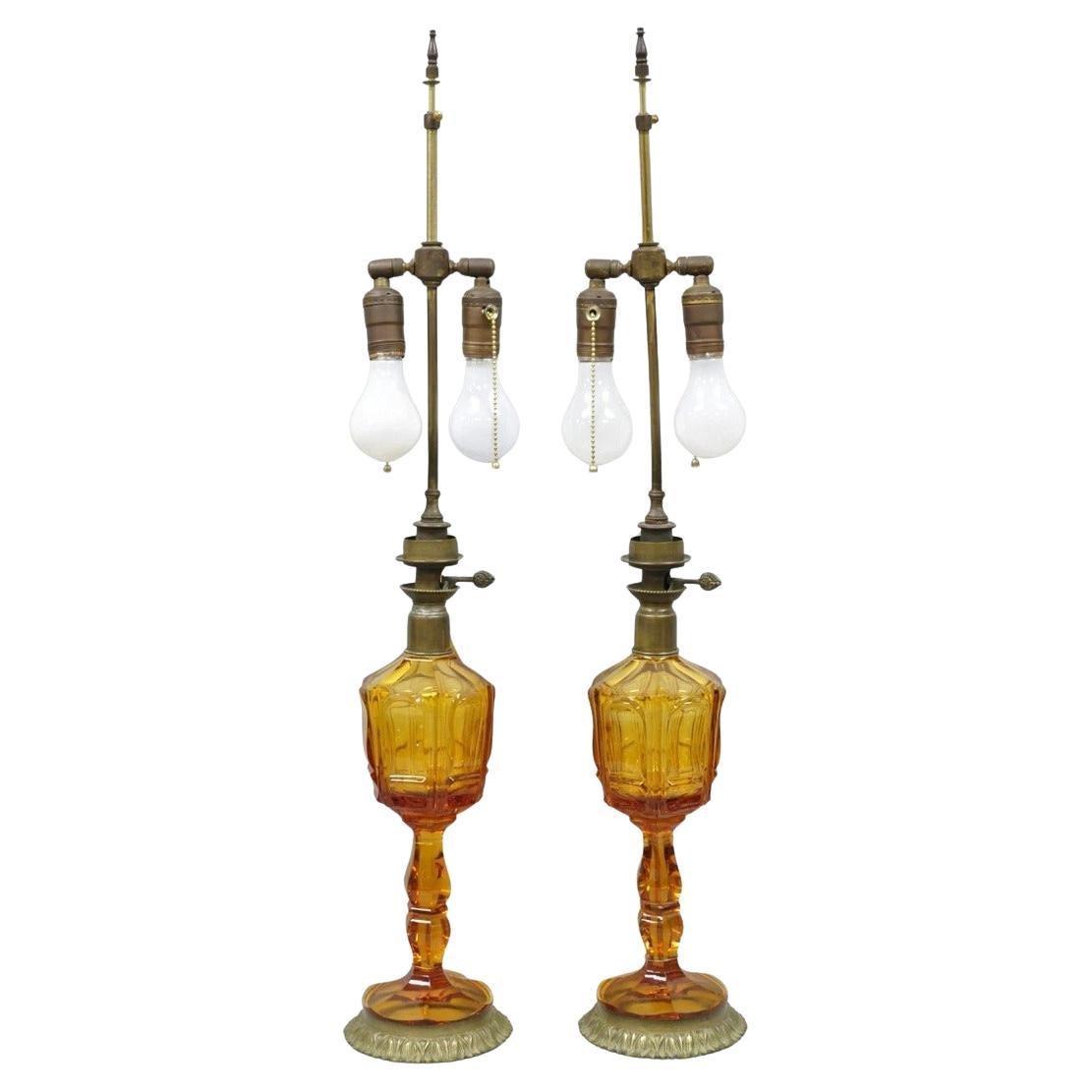 Pareja de Lámparas de Aceite de Mesa Antiguas Victorianas Francesas de Cristal Ámbar y Bronce