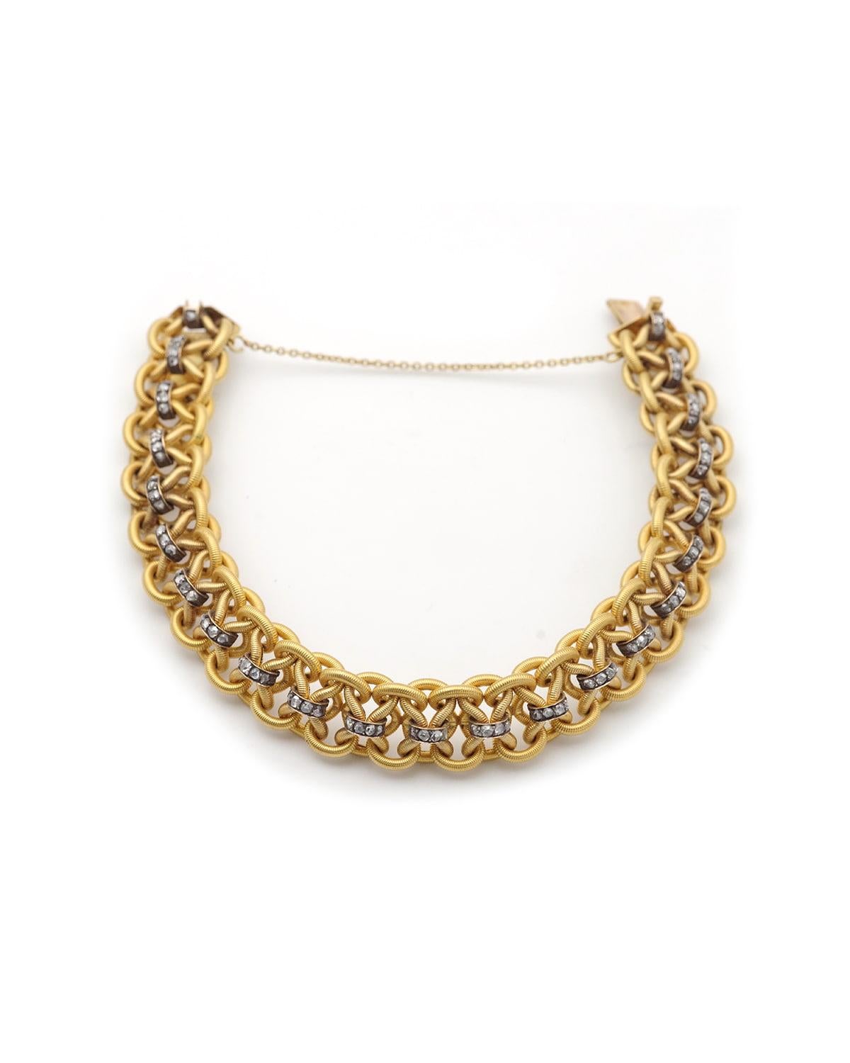 Bracelet victorien français en or 18 carats, serti de diamants. Ce bracelet large et souple est composé d'une maille tubulaire complexe, striée et mate, créant des motifs entrelacés. Le bracelet est orné de 87 diamants taillés en rose dans une