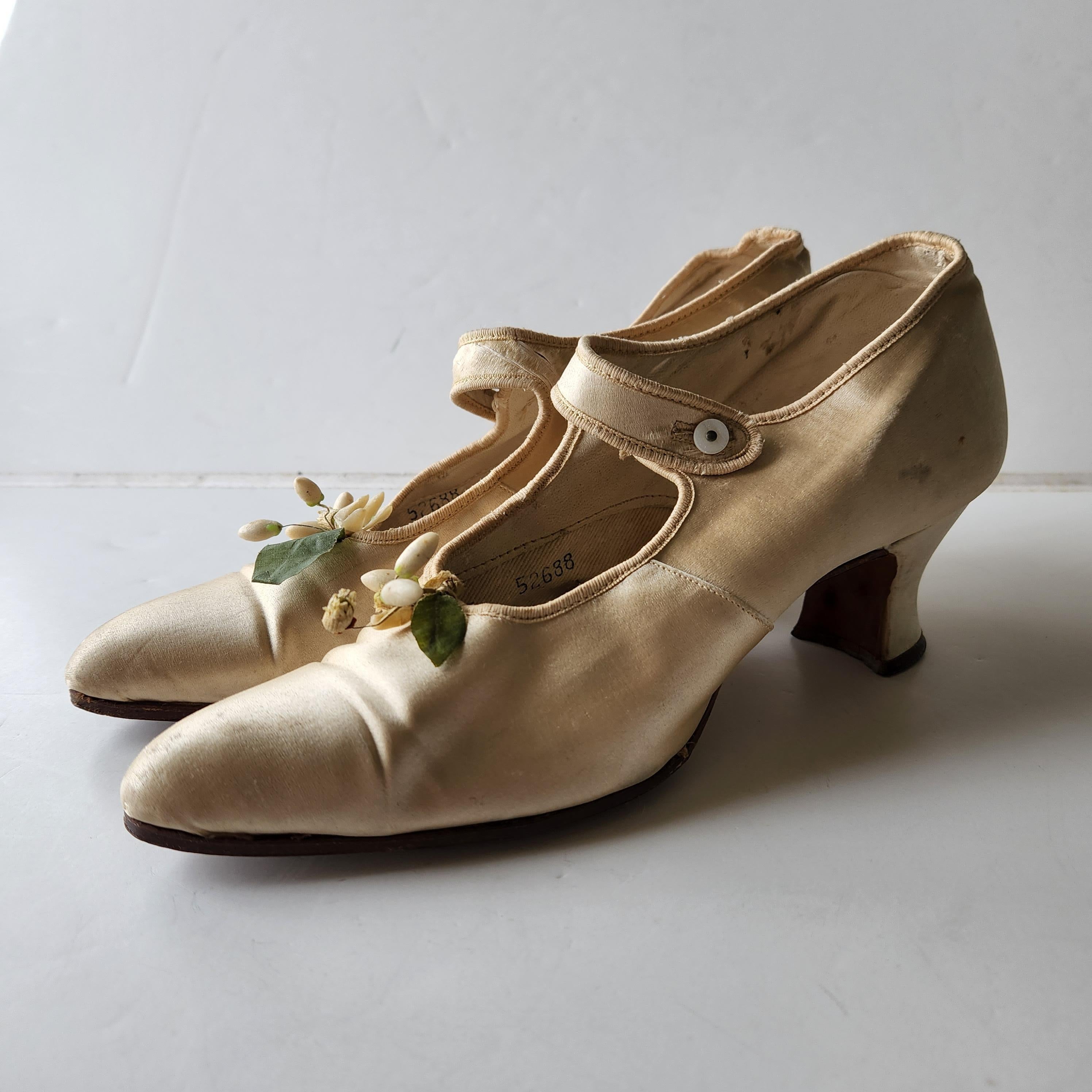Antique French Victorian Bride Cream Silk Wedding Shoes Dainty Flower Bud For Sale 6