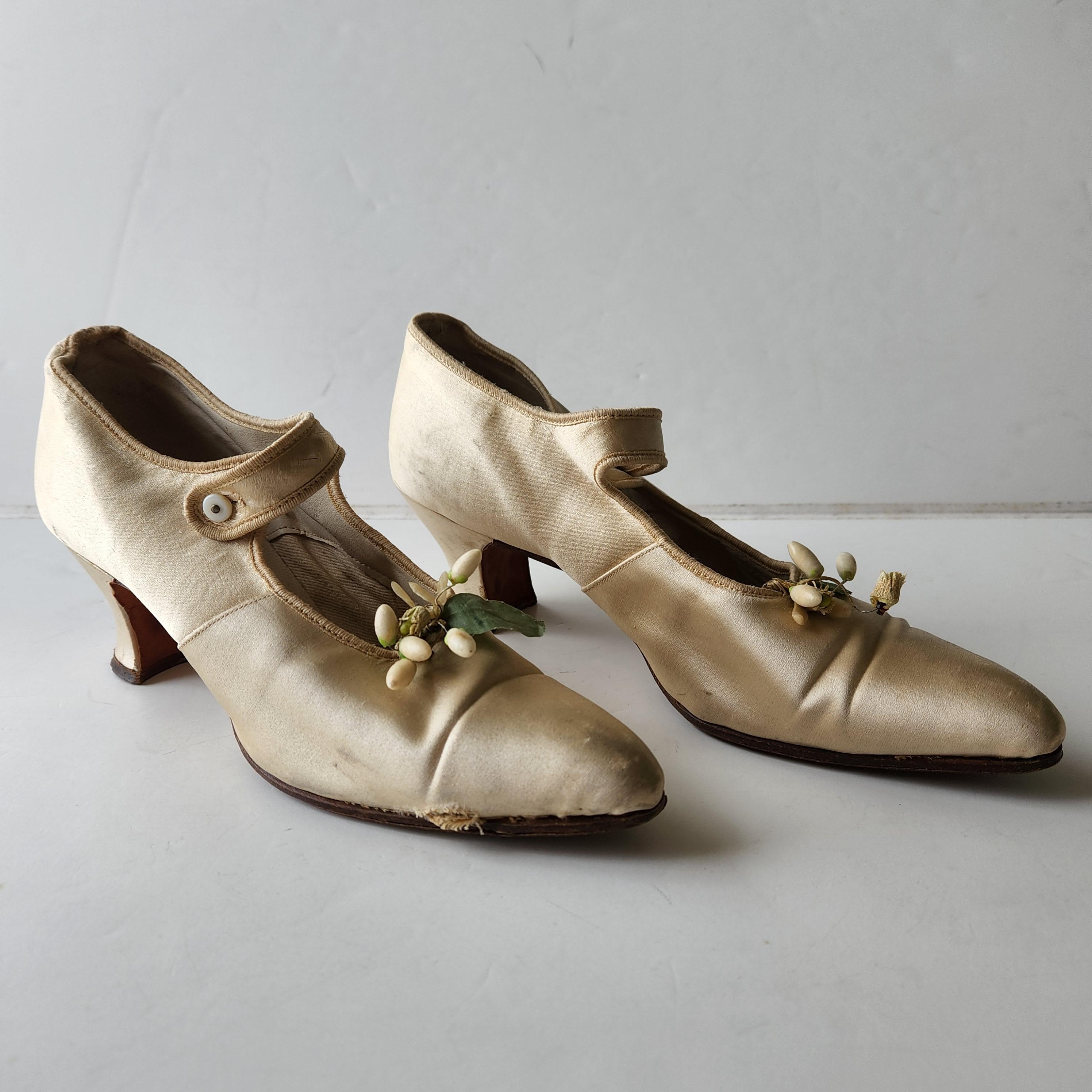 Antique French Victorian Bride Cream Silk Wedding Shoes Dainty Flower Bud For Sale 7