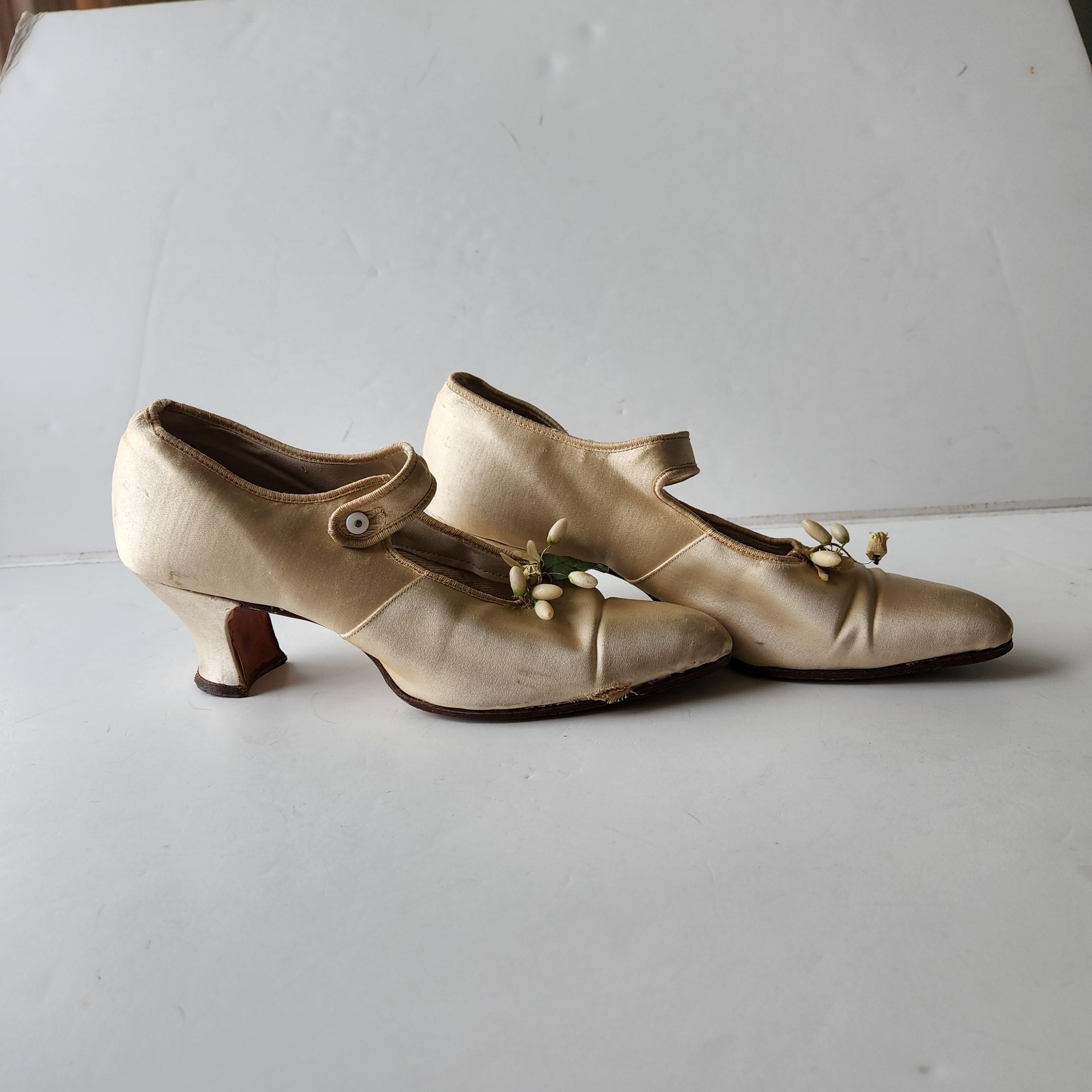Antique French Victorian Bride Cream Silk Wedding Shoes Dainty Flower Bud For Sale 8