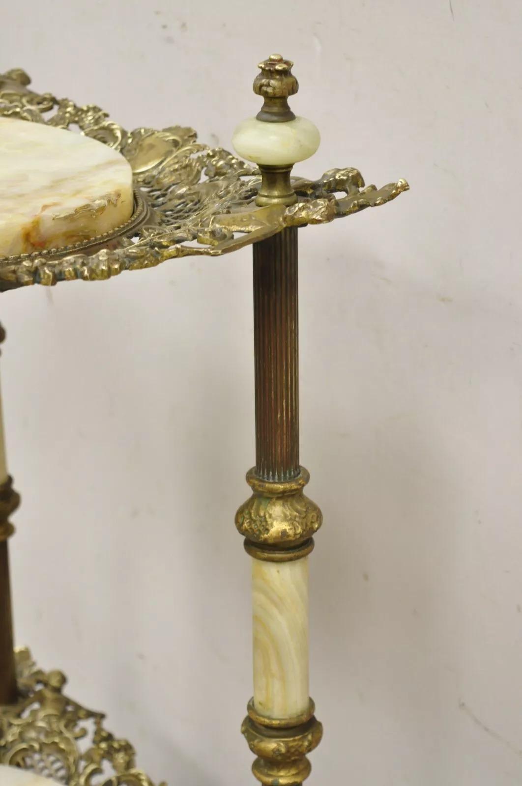 Antique French Victorian Bronce 2 Tier Onyx Stone Plant Stand Mesa de centro en venta 4
