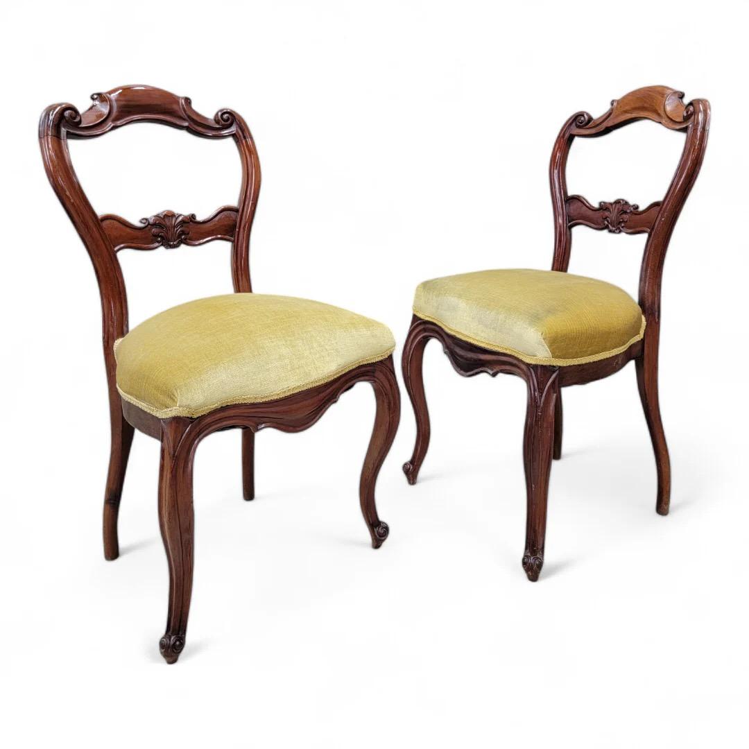 Antiguo Siglo XIX Francés Victoriano Tallado Sillas de Caoba - Pareja 

Pareja de sillas francesas victorianas del siglo XIX con intrincadas tallas de caoba, que reflejan la elegancia de la época. Los tonos ricos y cálidos de la caoba se