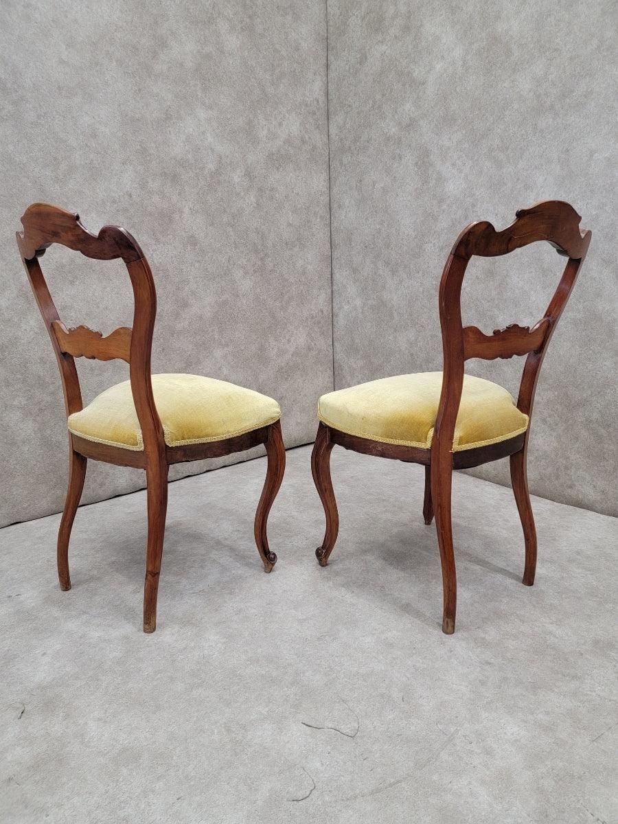 Antique French Victorian Sillas laterales de caoba tallada - Pareja en Bueno estado para la venta en Chicago, IL