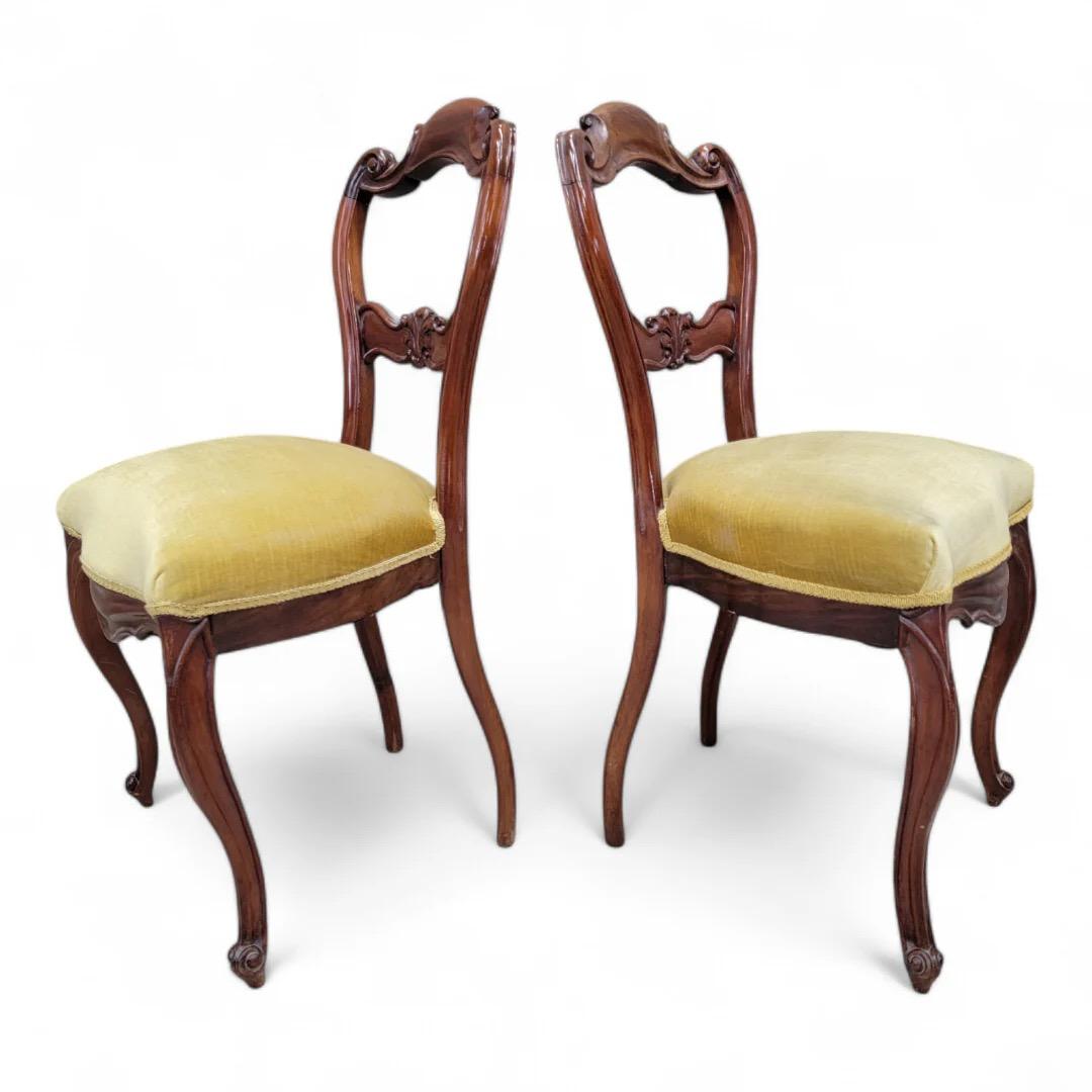 Antique French Victorian Sillas laterales de caoba tallada - Pareja siglo XIX en venta
