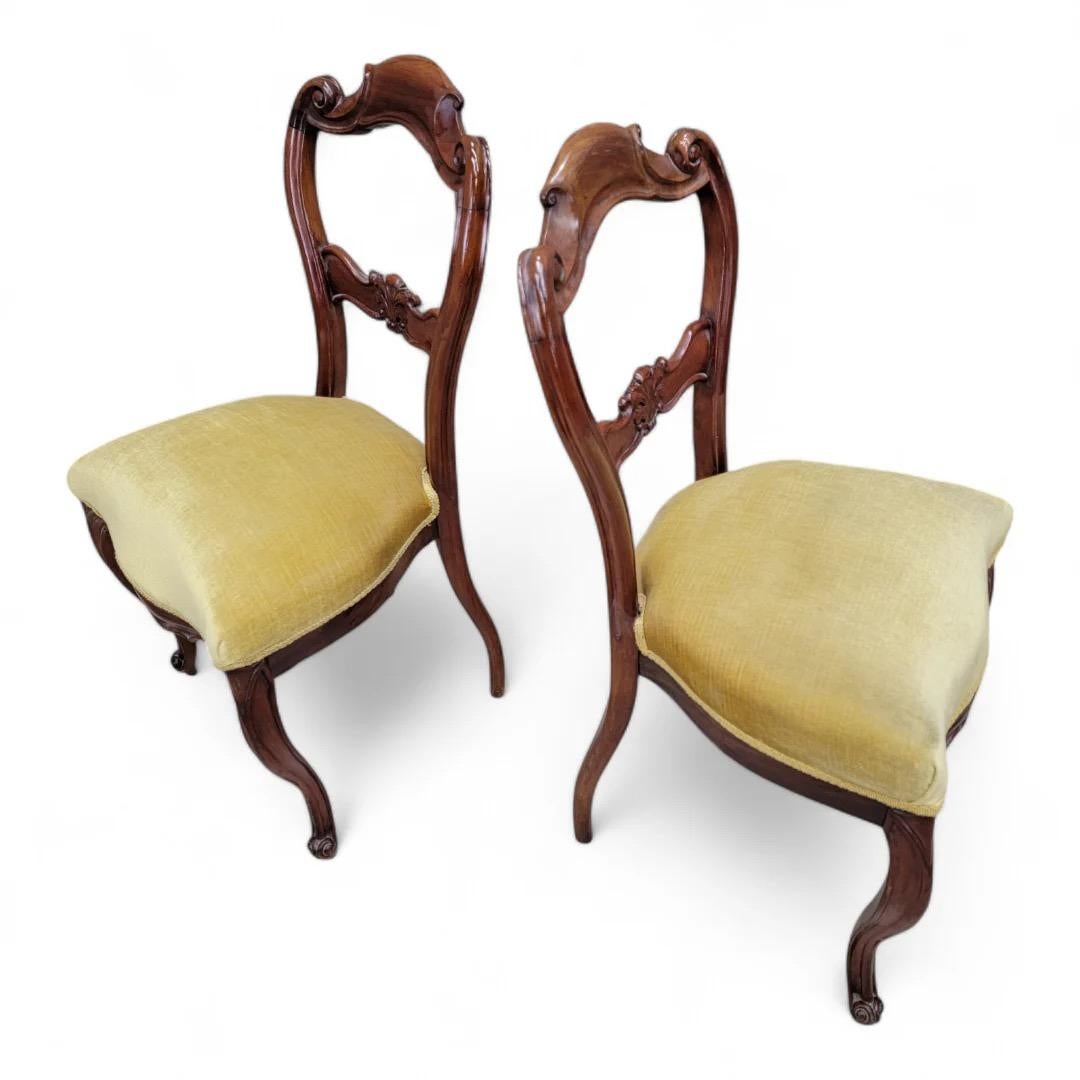 Antique French Victorian Sillas laterales de caoba tallada - Pareja Madera en venta