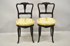Anciennes petites chaises d'appoint en palissandre sculpté de l'époque victorienne - Paire