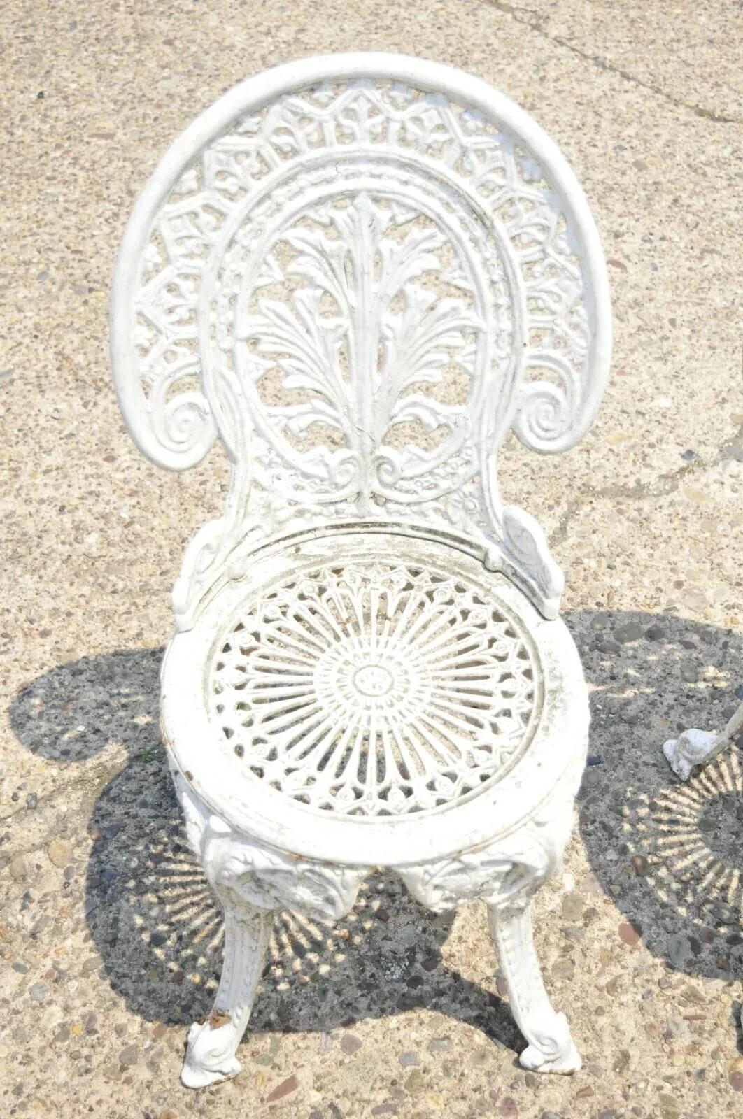 Antike Französisch viktorianischen Gusseisen Foliate Blatt Muster weiß Gartenstuhl, Paar (Unbekannt) im Angebot