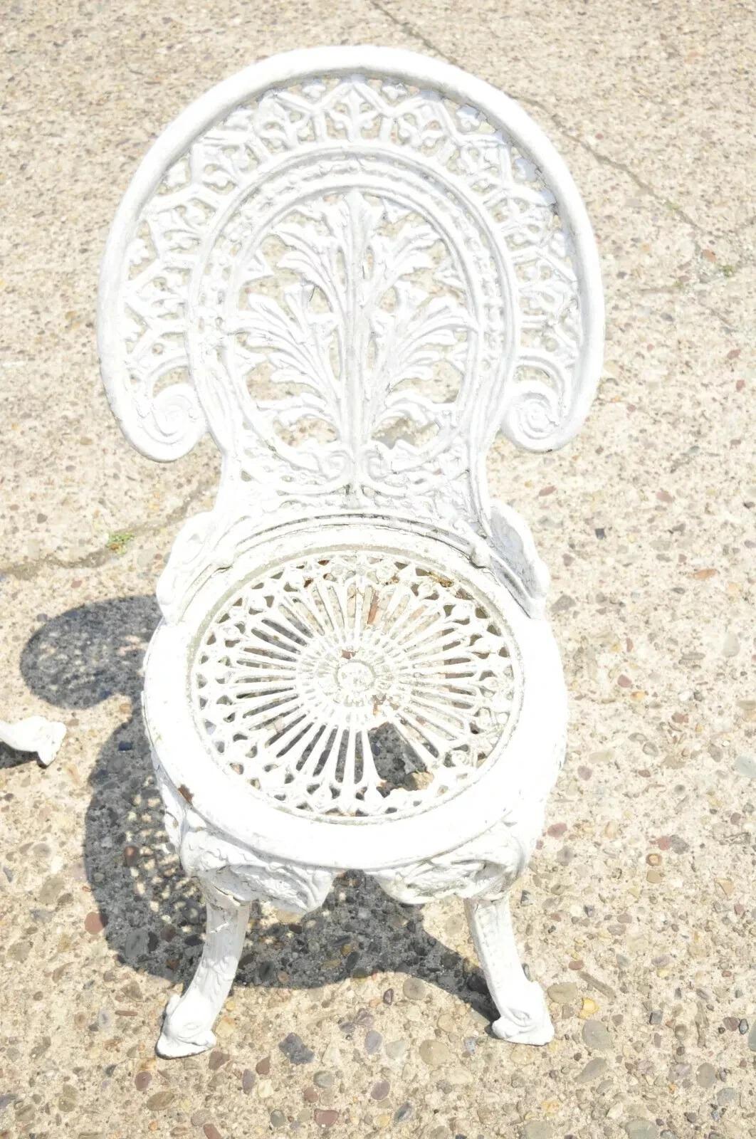 Antike Französisch viktorianischen Gusseisen Foliate Blatt Muster weiß Gartenstuhl, Paar (Gegossen) im Angebot