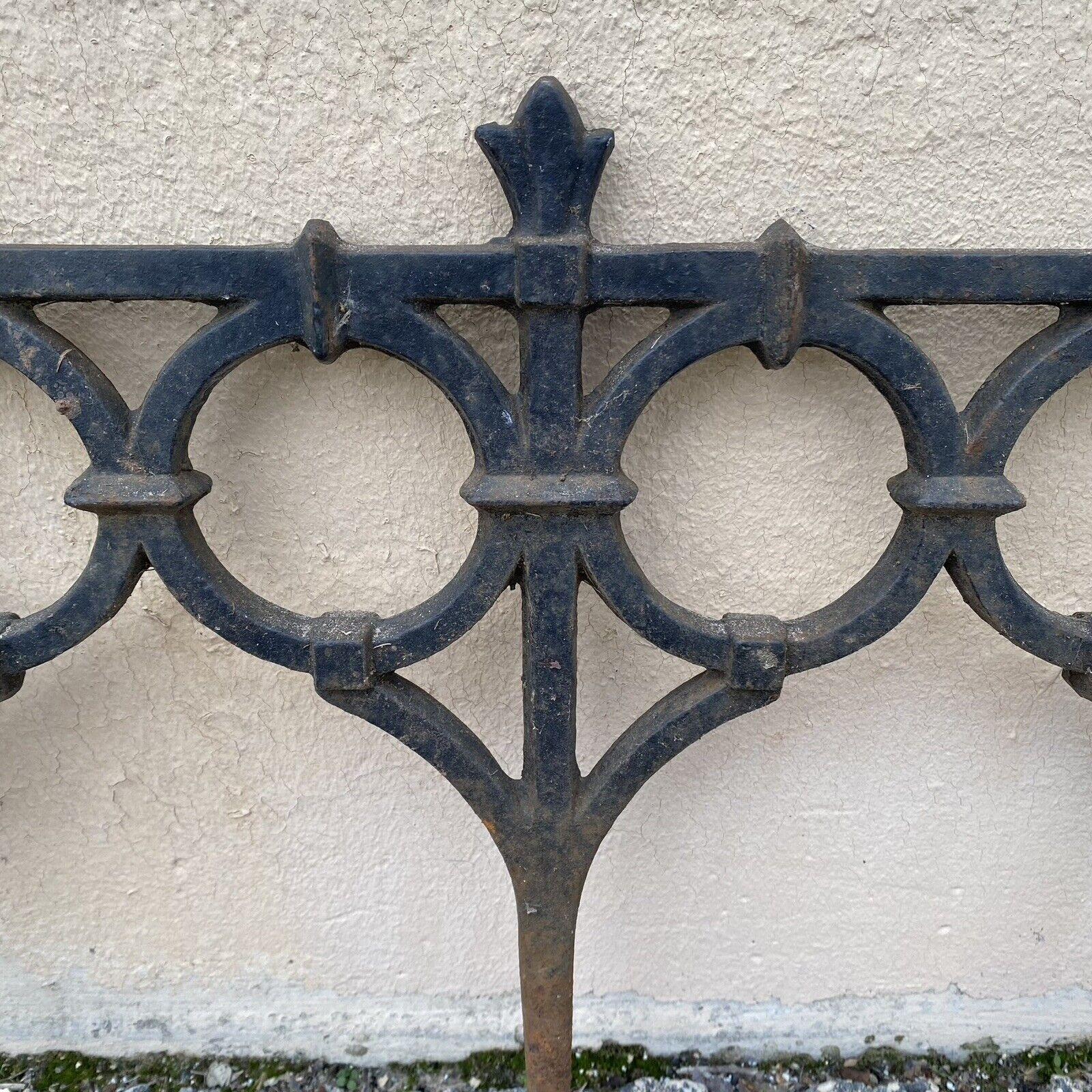 Ancienne bordure de clôture de jardin d'extérieur en fonte victorienne française - Lot de 8 Bon état - En vente à Philadelphia, PA
