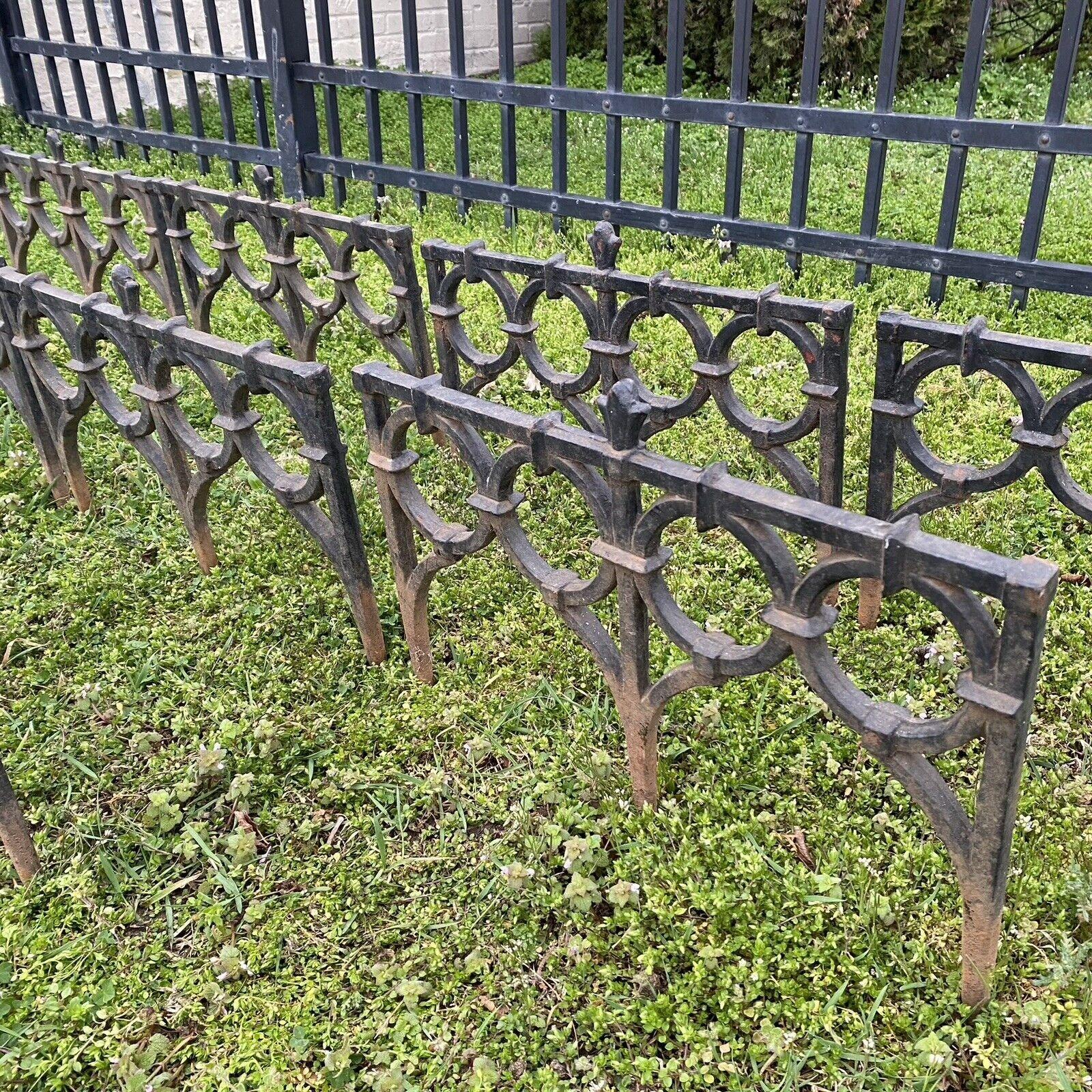 XIXe siècle Ancienne bordure de clôture de jardin d'extérieur en fonte victorienne française - Lot de 8 en vente