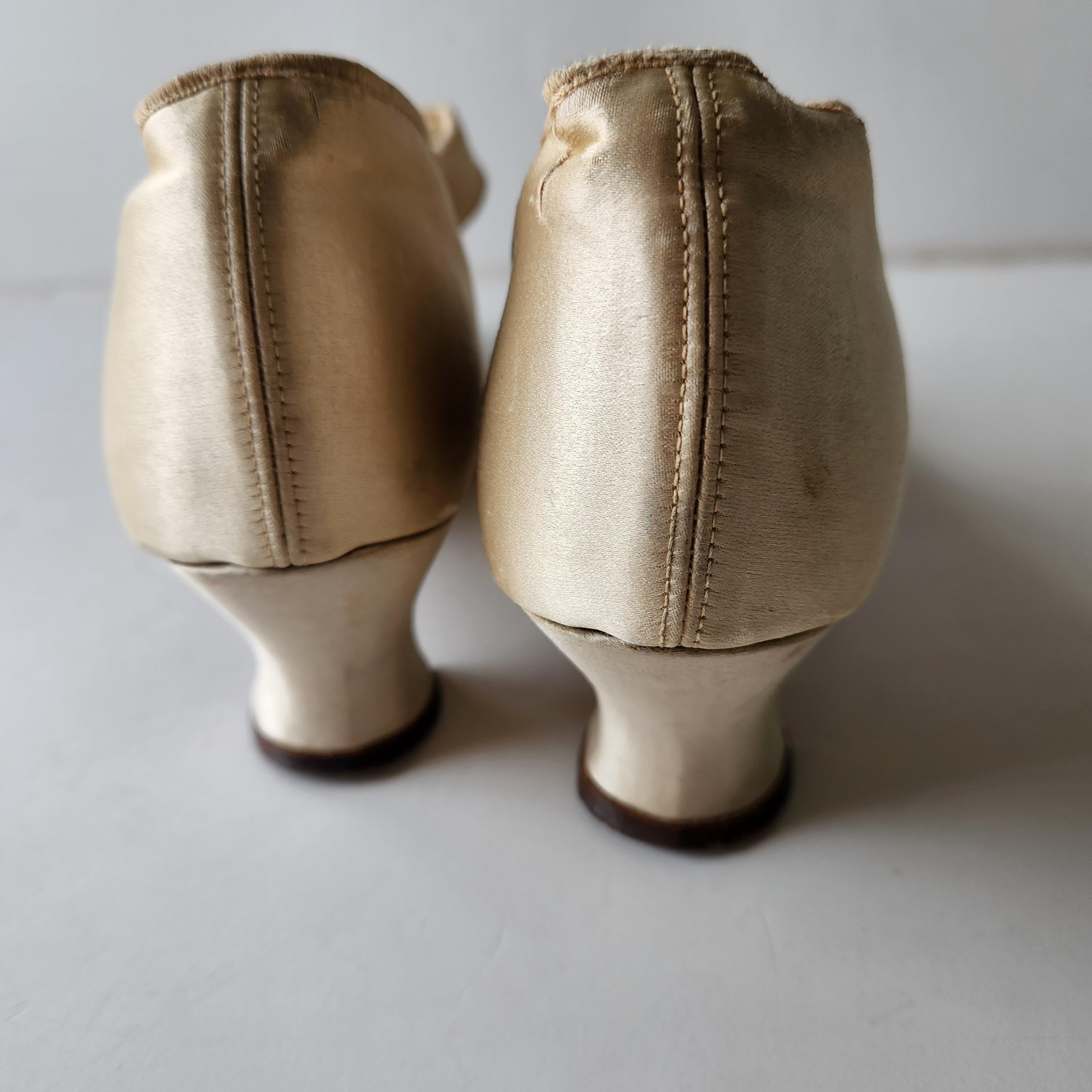 Antique French Victorian Bride Cream Silk Wedding Shoes Dainty Flower Bud For Sale 4