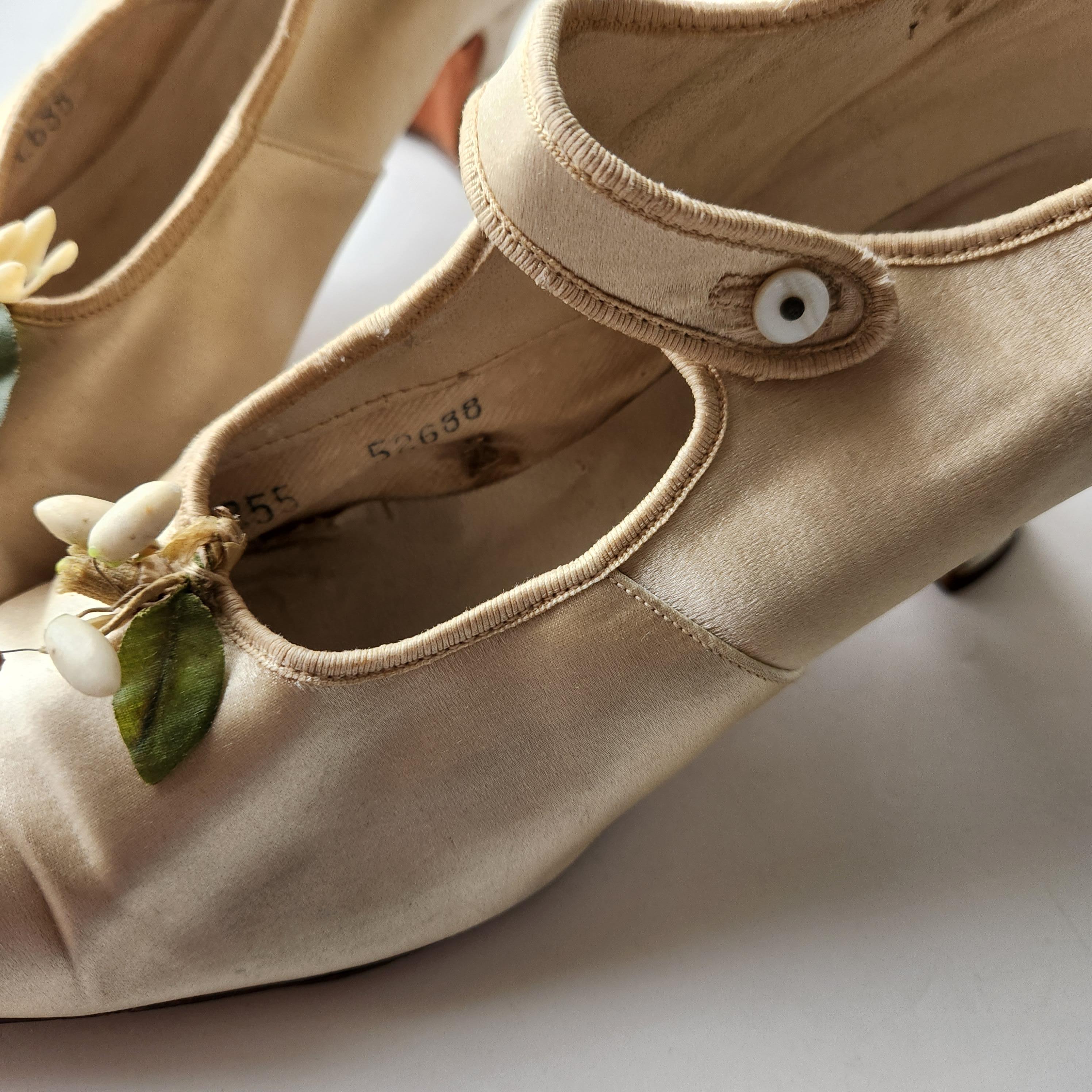 Antique French Victorian Bride Cream Silk Wedding Shoes Dainty Flower Bud For Sale 5