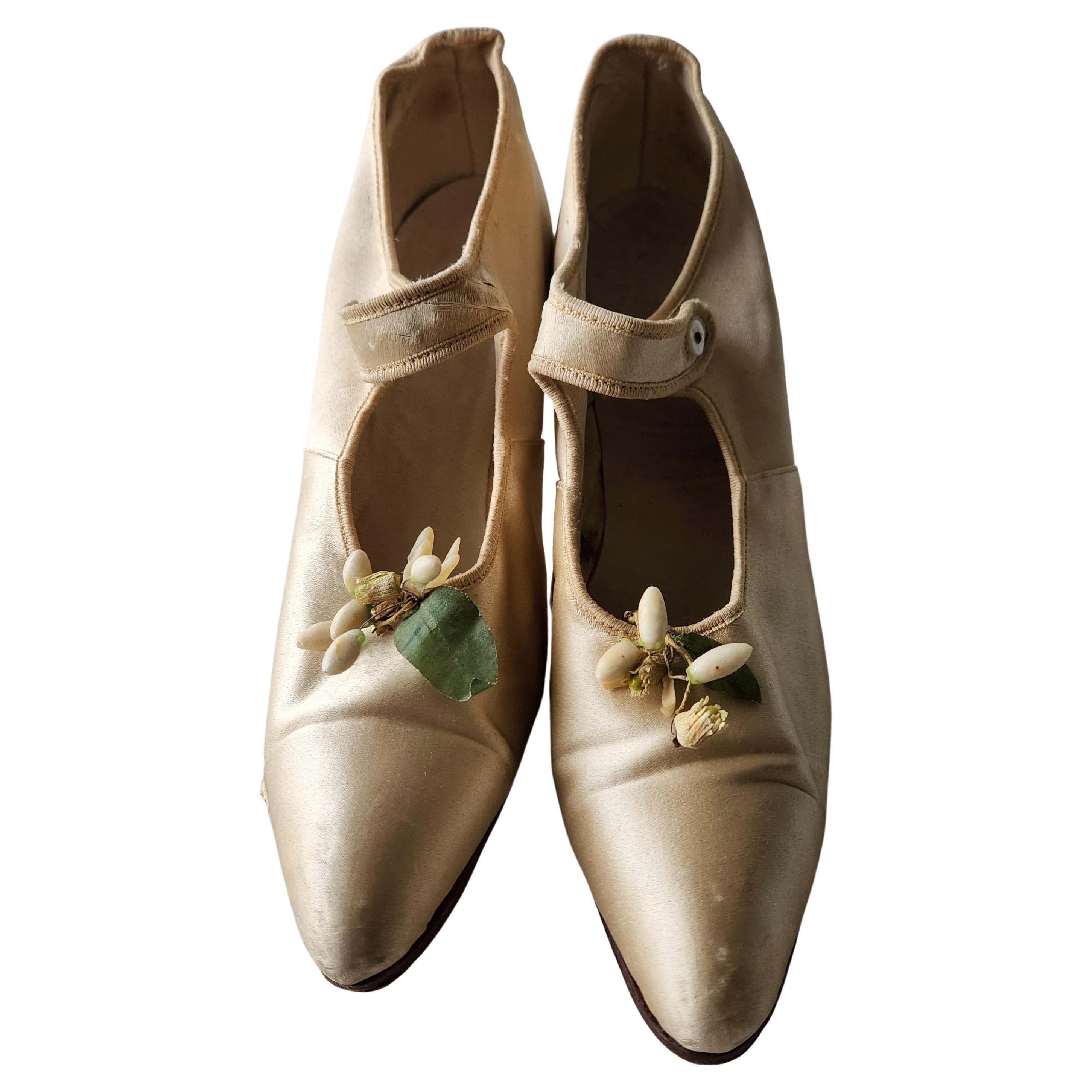 Wedding shoes
Lovely French Victorian cream silk wedding shoes with simple flower bud embellishment.
The bride wore a size 6.
Original vintage treasure in preowned unrestored condition. 
Well preserved with care. Some wear as expected. 
Please refer