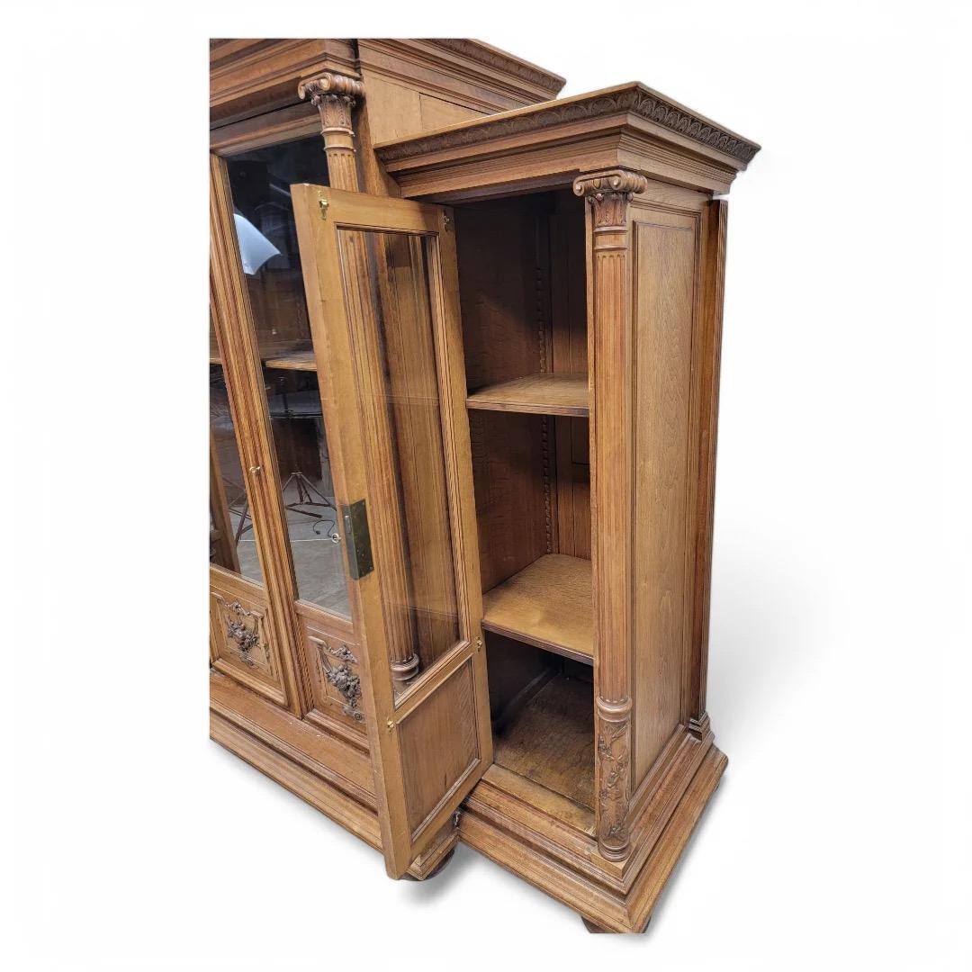 Ancienne vitrine française victorienne sculptée de style Eastlake en vente 3