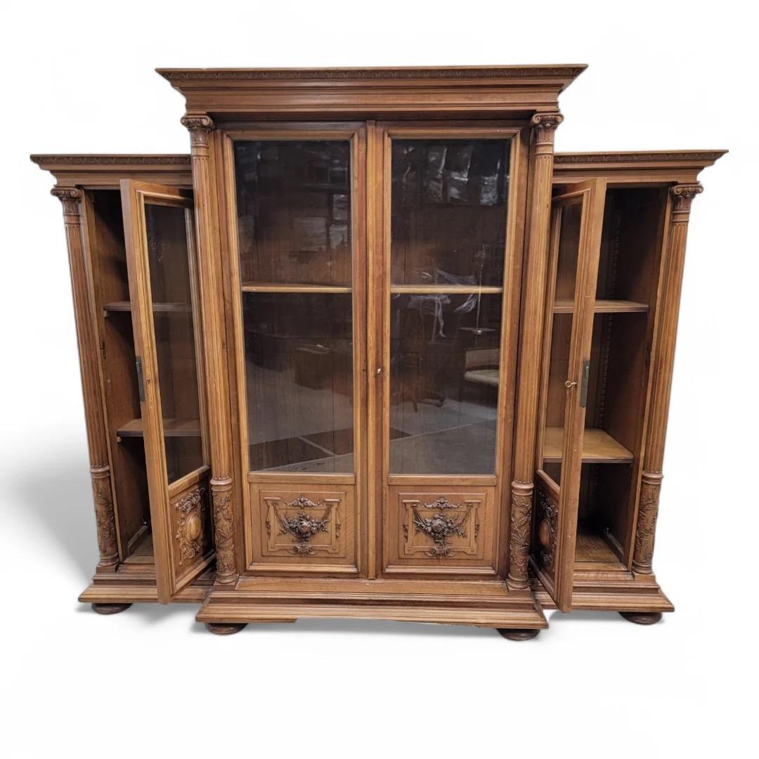 Ancienne vitrine française victorienne sculptée de style Eastlake en vente 4