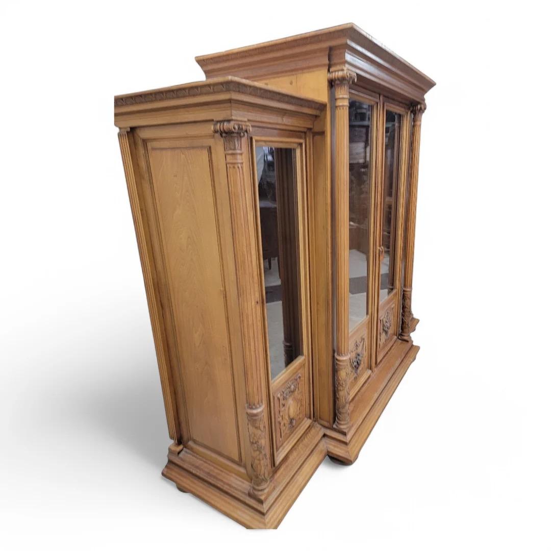 Ancienne vitrine française victorienne sculptée de style Eastlake en vente 5