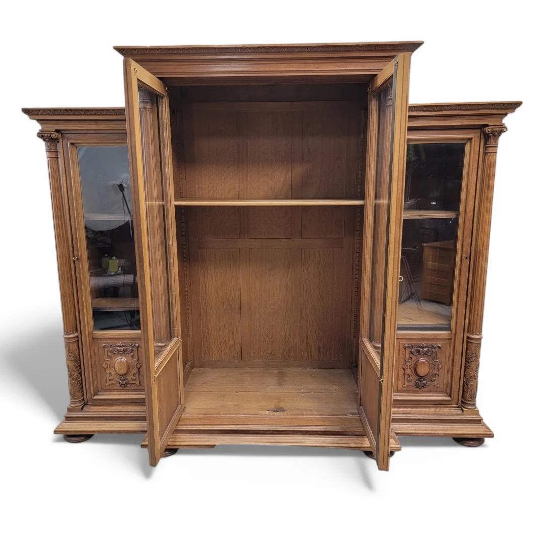 Ancienne vitrine française victorienne sculptée de style Eastlake en vente 6