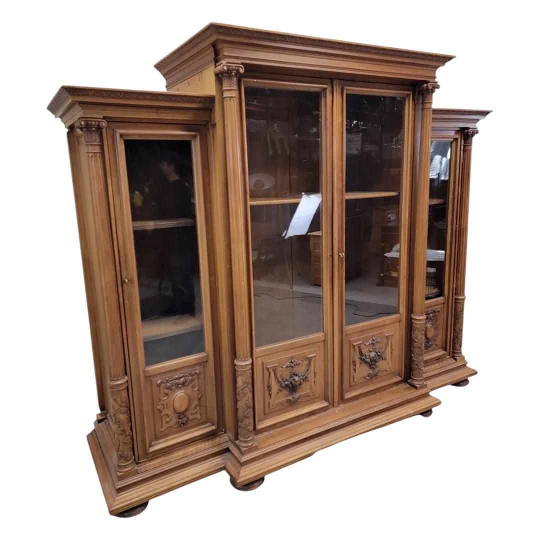 Inconnu Ancienne vitrine française victorienne sculptée de style Eastlake en vente
