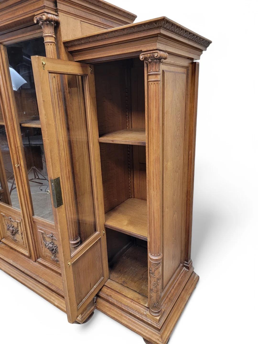 Sculpté Ancienne vitrine française victorienne sculptée de style Eastlake en vente