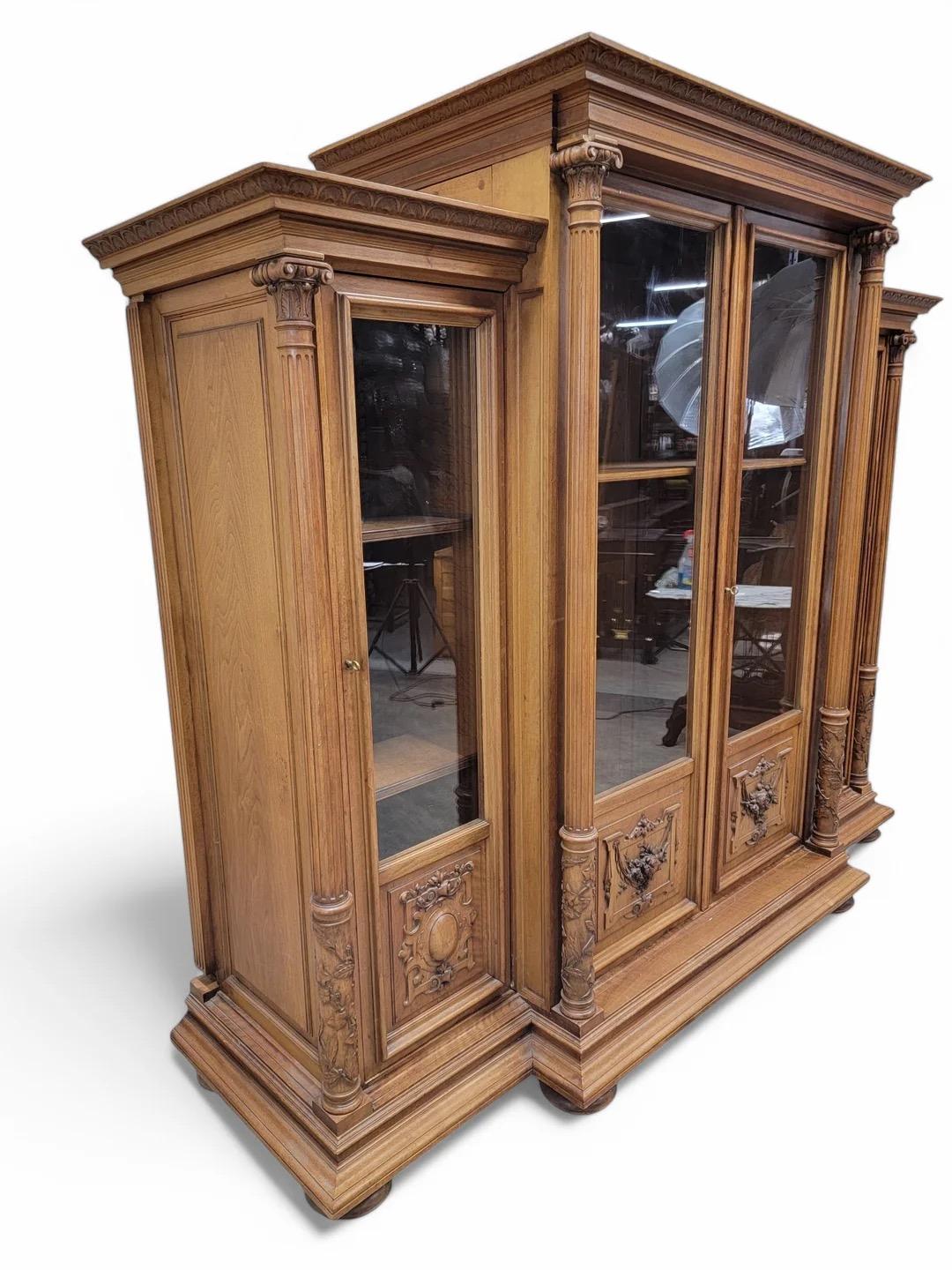 XIXe siècle Ancienne vitrine française victorienne sculptée de style Eastlake en vente