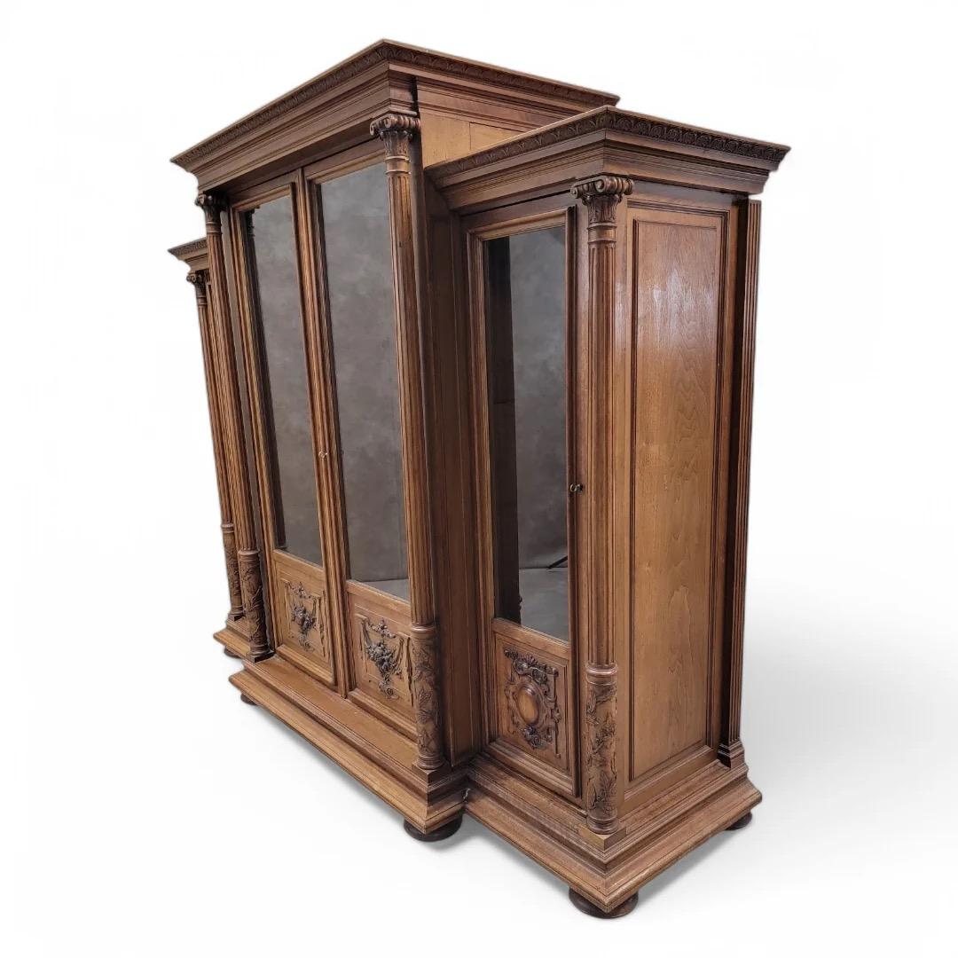 Bois Ancienne vitrine française victorienne sculptée de style Eastlake en vente