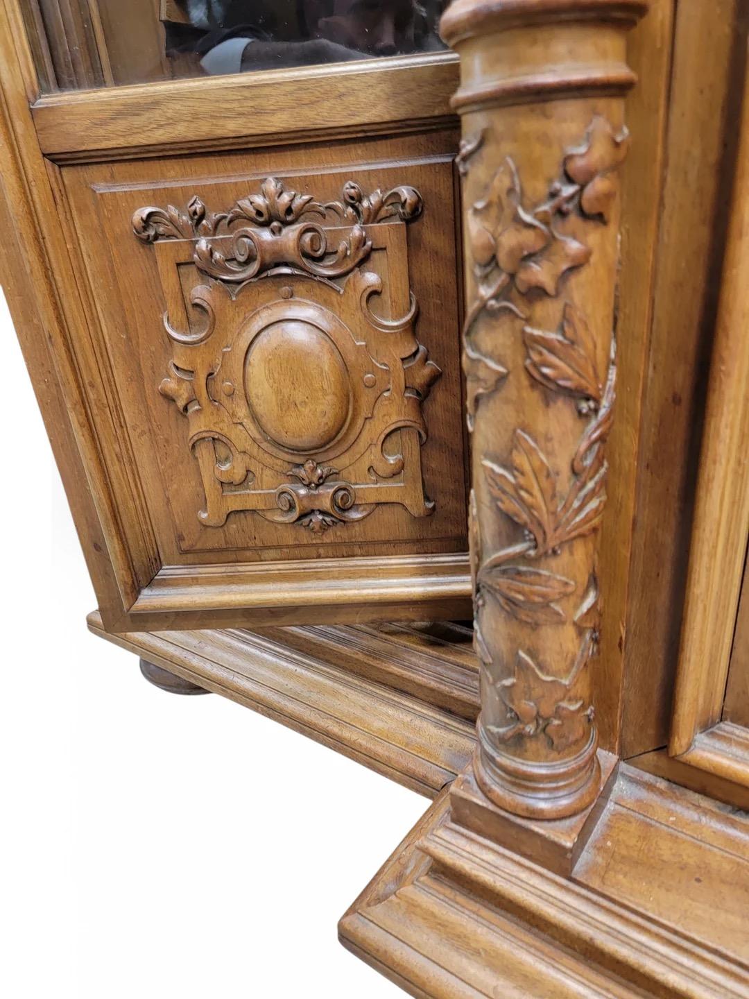 Ancienne vitrine française victorienne sculptée de style Eastlake en vente 1