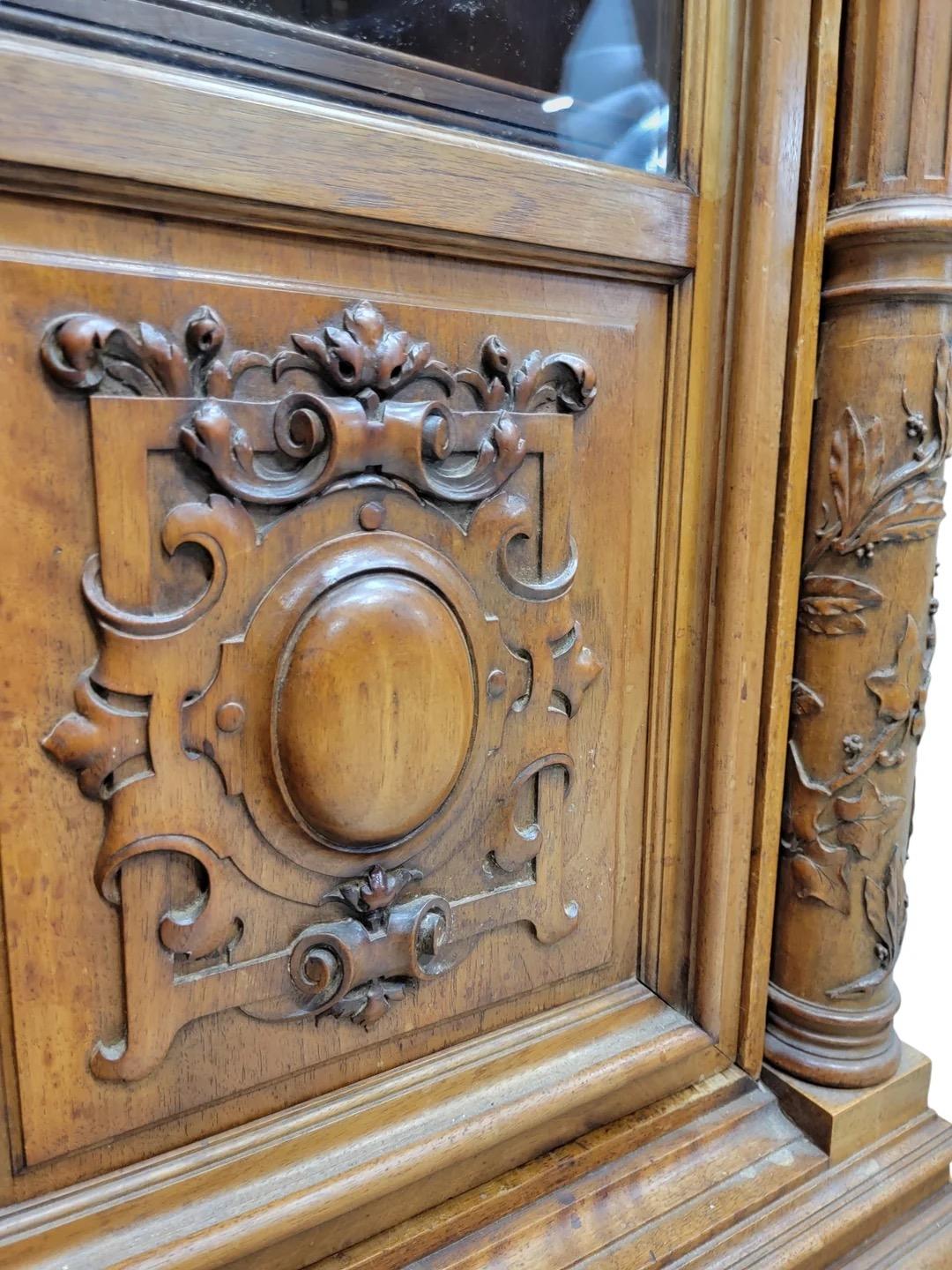 Ancienne vitrine française victorienne sculptée de style Eastlake en vente 2