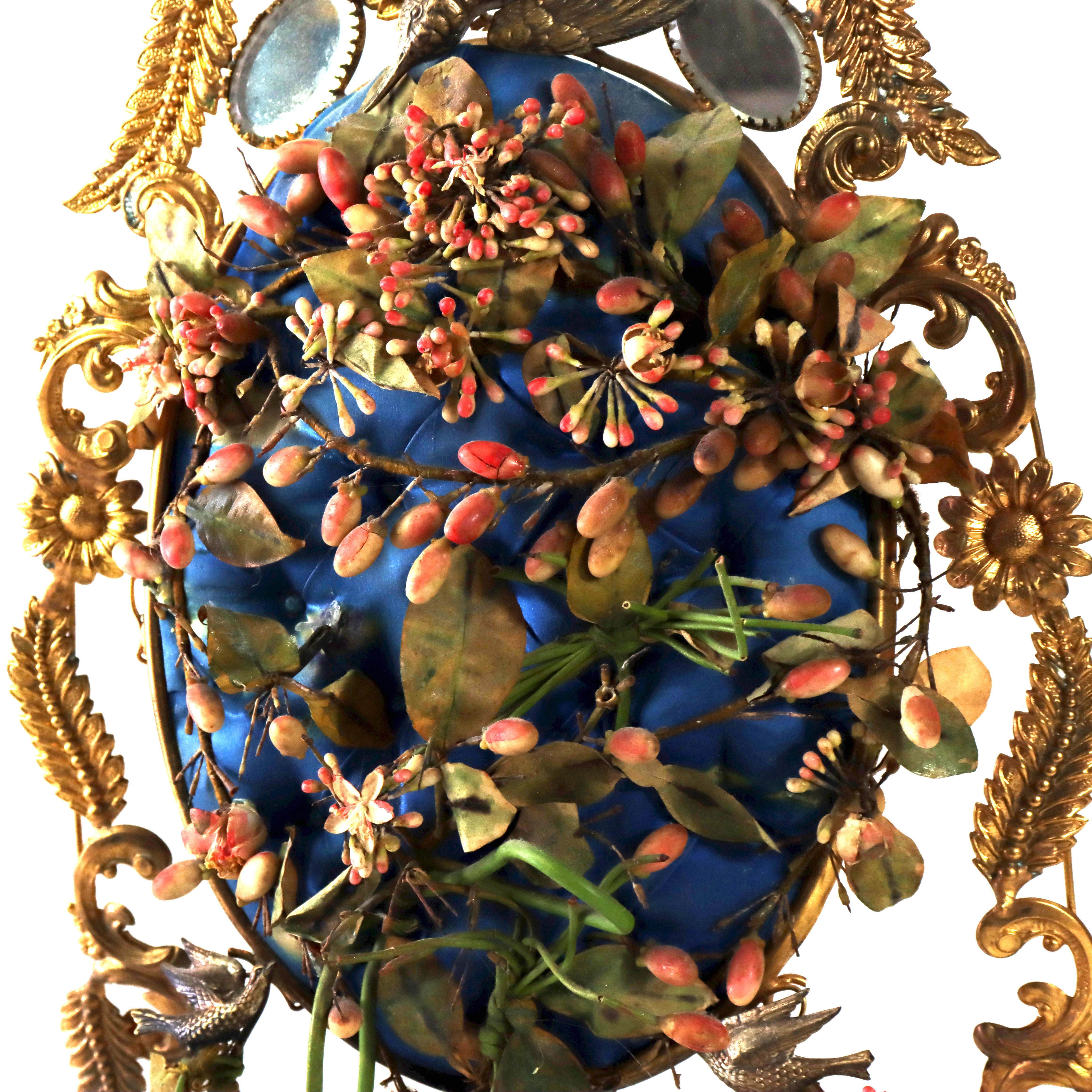 Antigua Corona Matrimonial Victoriana Francesa Figurada y Floral de Latón y Espejo C1890.
Medidas - 15 3/4