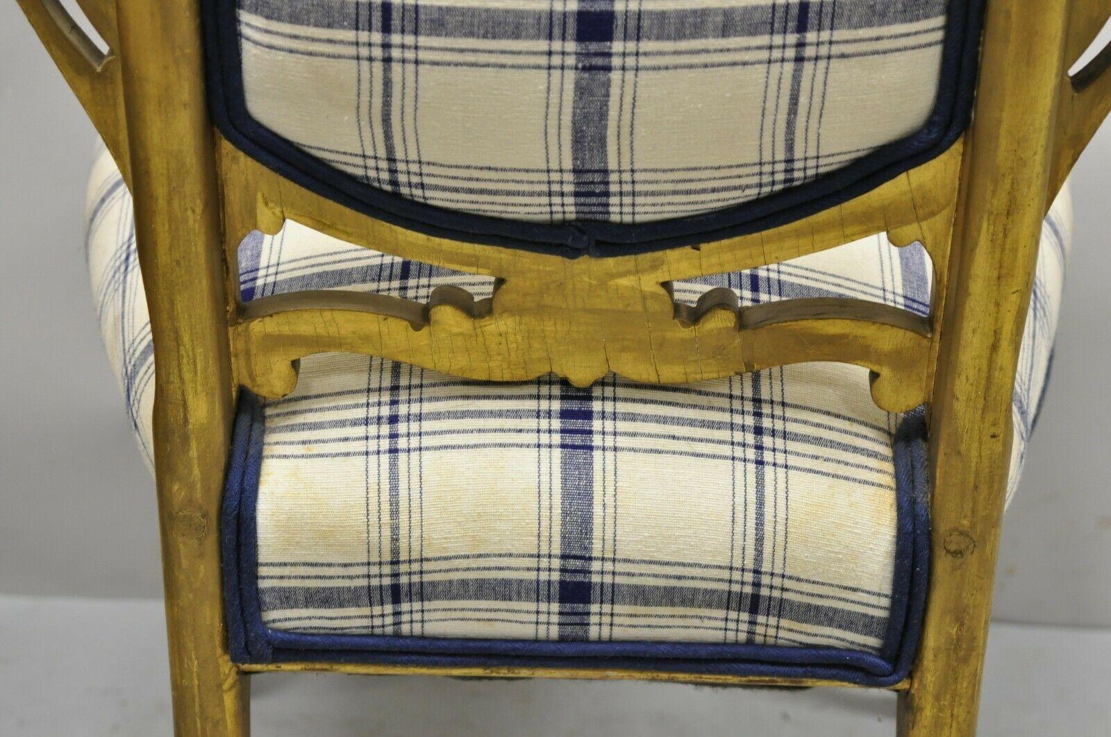 Ancienne chaise d'appoint française victorienne en bois doré et doré sculpté avec détails en volutes en vente 4