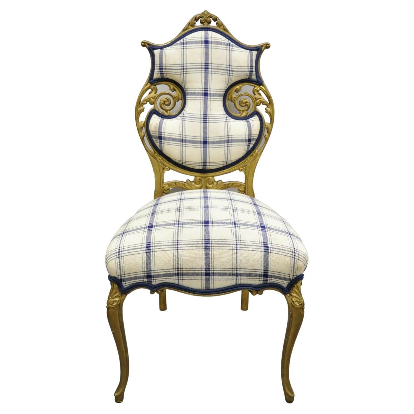 Ancienne chaise d'appoint française victorienne en bois doré et doré sculpté avec détails en volutes en vente