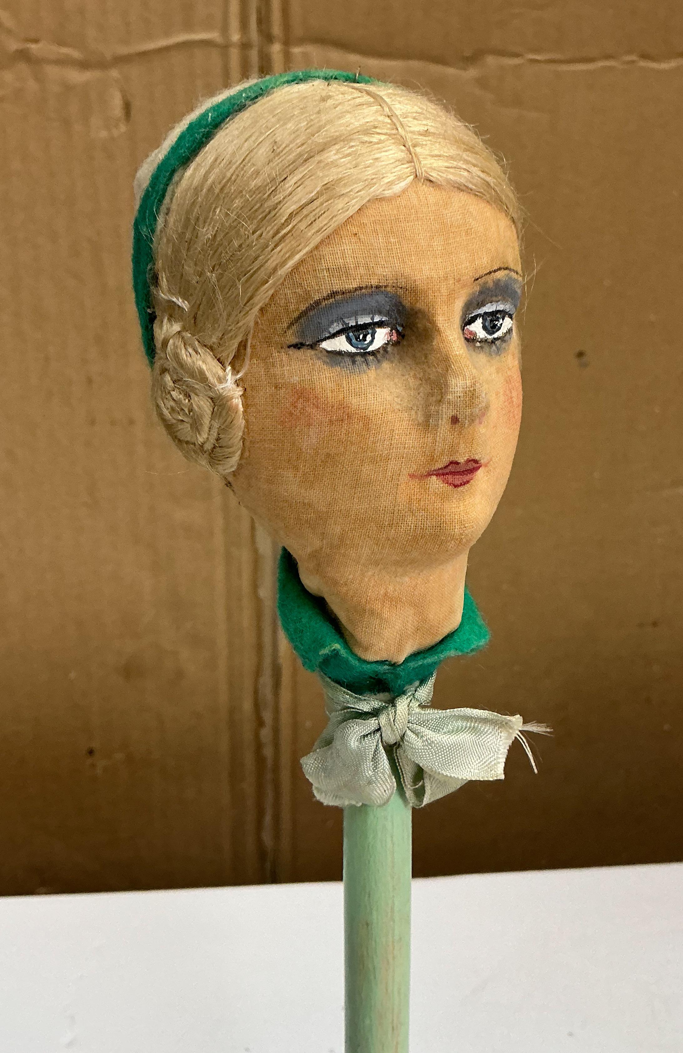 Si tratta di un'antica cappelliera o portaparrucche francese realizzata a mano. Ha un bel viso dipinto e capelli veri attorcigliati in chignon laterali con un cappello di feltro. È in ottime condizioni d'epoca. 
