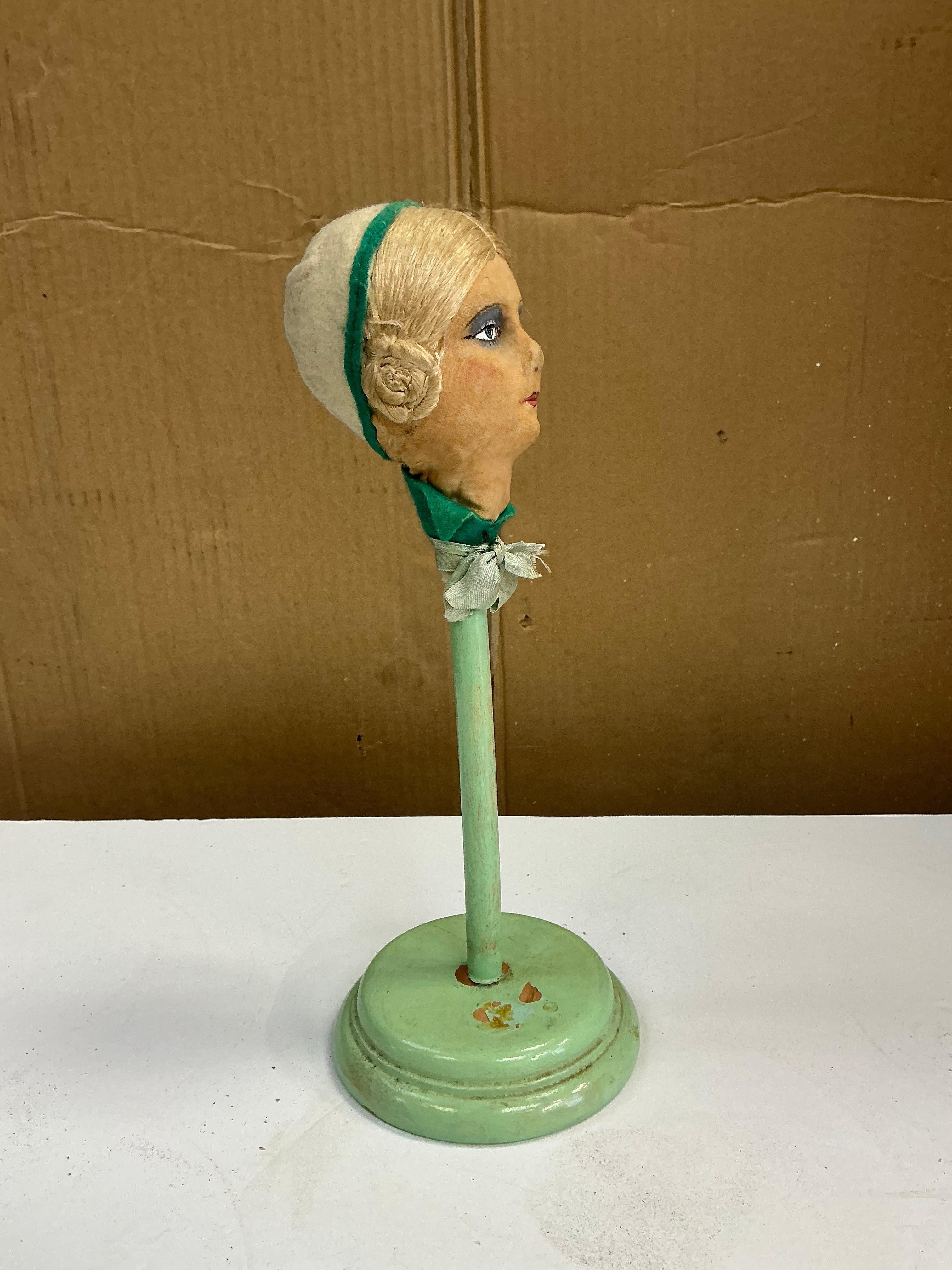XX secolo Antique French Victorian  Supporto per cappello o parrucca realizzato a mano - Capelli veri in vendita