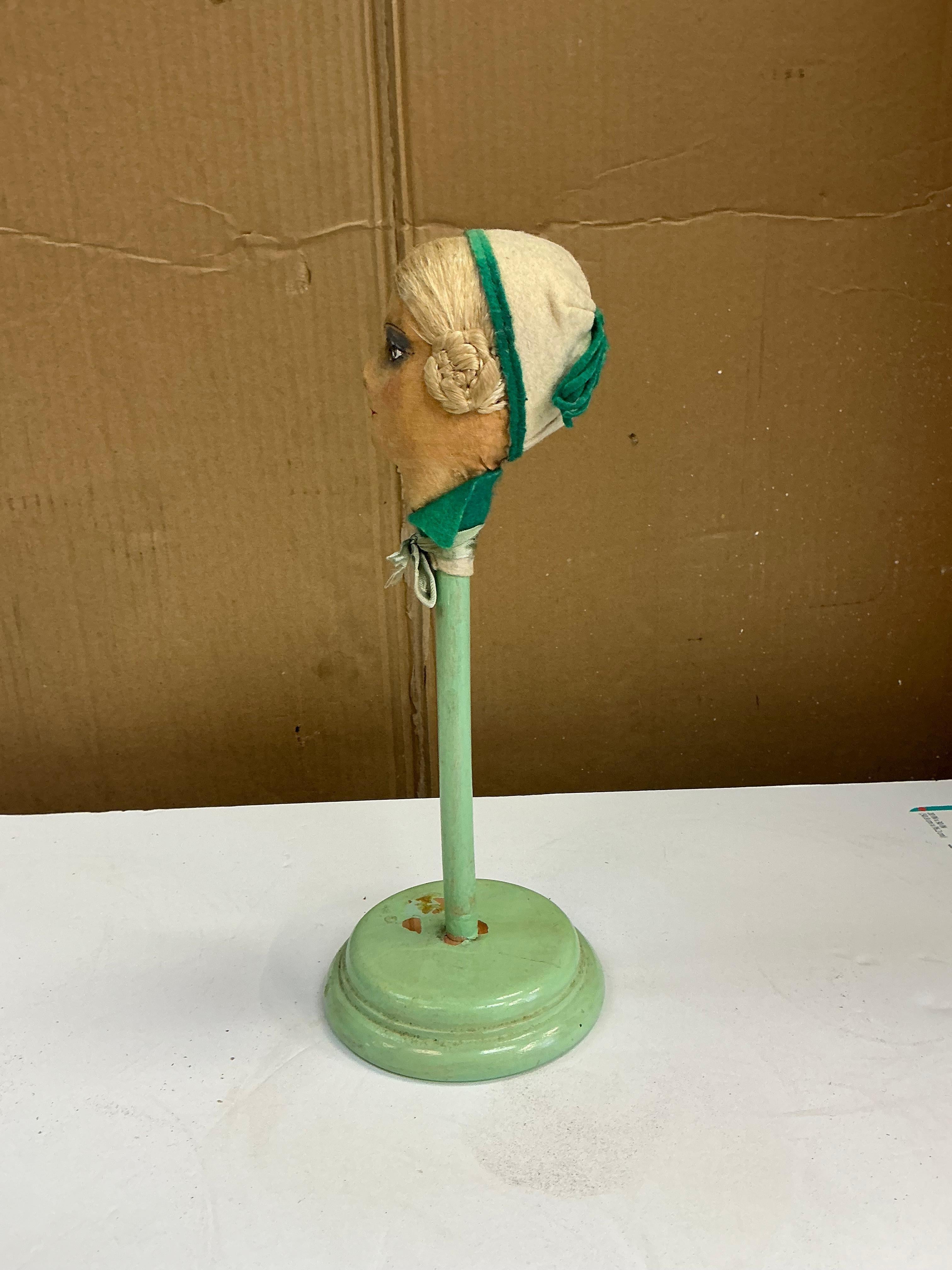 Antique French Victorian  Supporto per cappello o parrucca realizzato a mano - Capelli veri in vendita 1